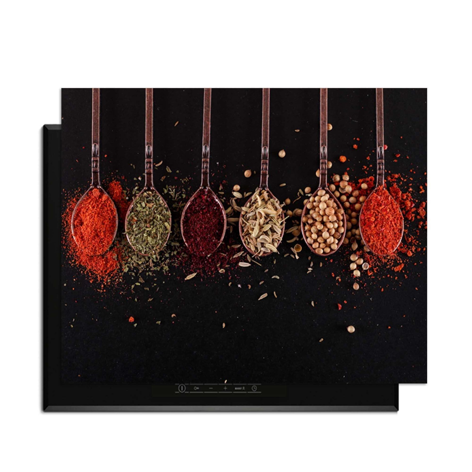 Herb & Heat - Inductie Beschermer met houten lepel en specerijen op een zwarte achtergrond.