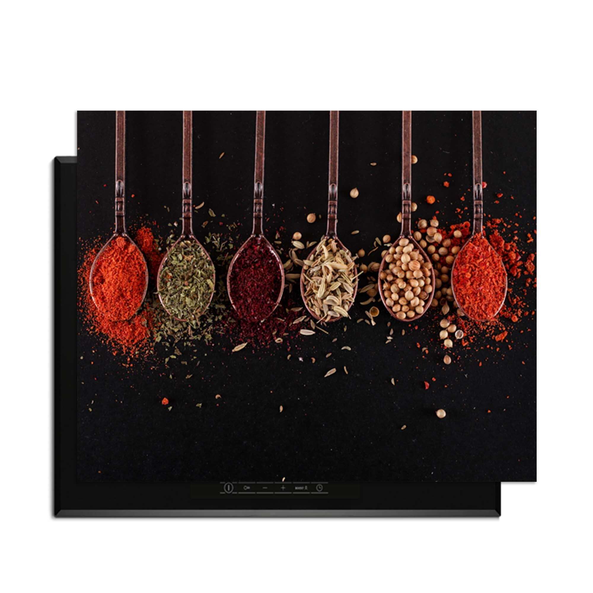 Herb & Heat - Inductie Beschermer met houten lepel en specerijen op een zwarte achtergrond.