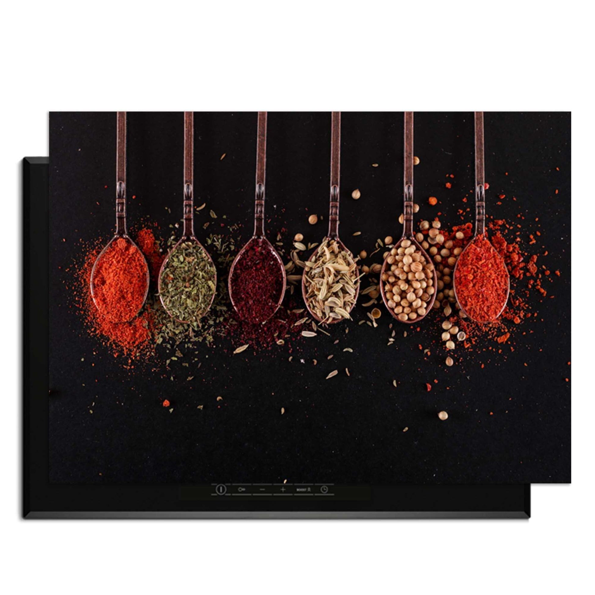 Herb & Heat - Inductie Beschermer met kleurrijke specerijen op een zwarte achtergrond