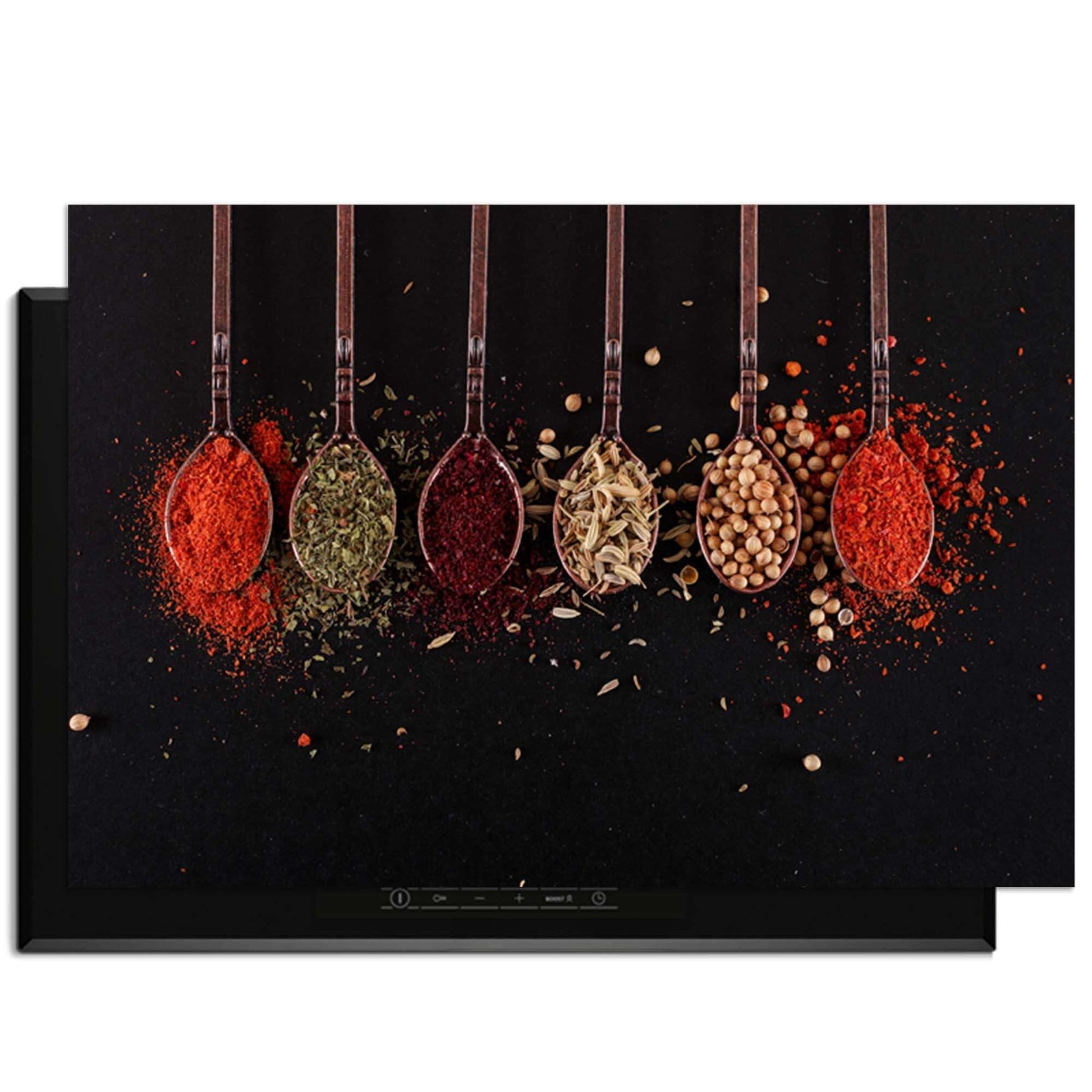 Herb & Heat - Inductie Beschermer met een kleurrijke selectie van specerijen op houten lepels.