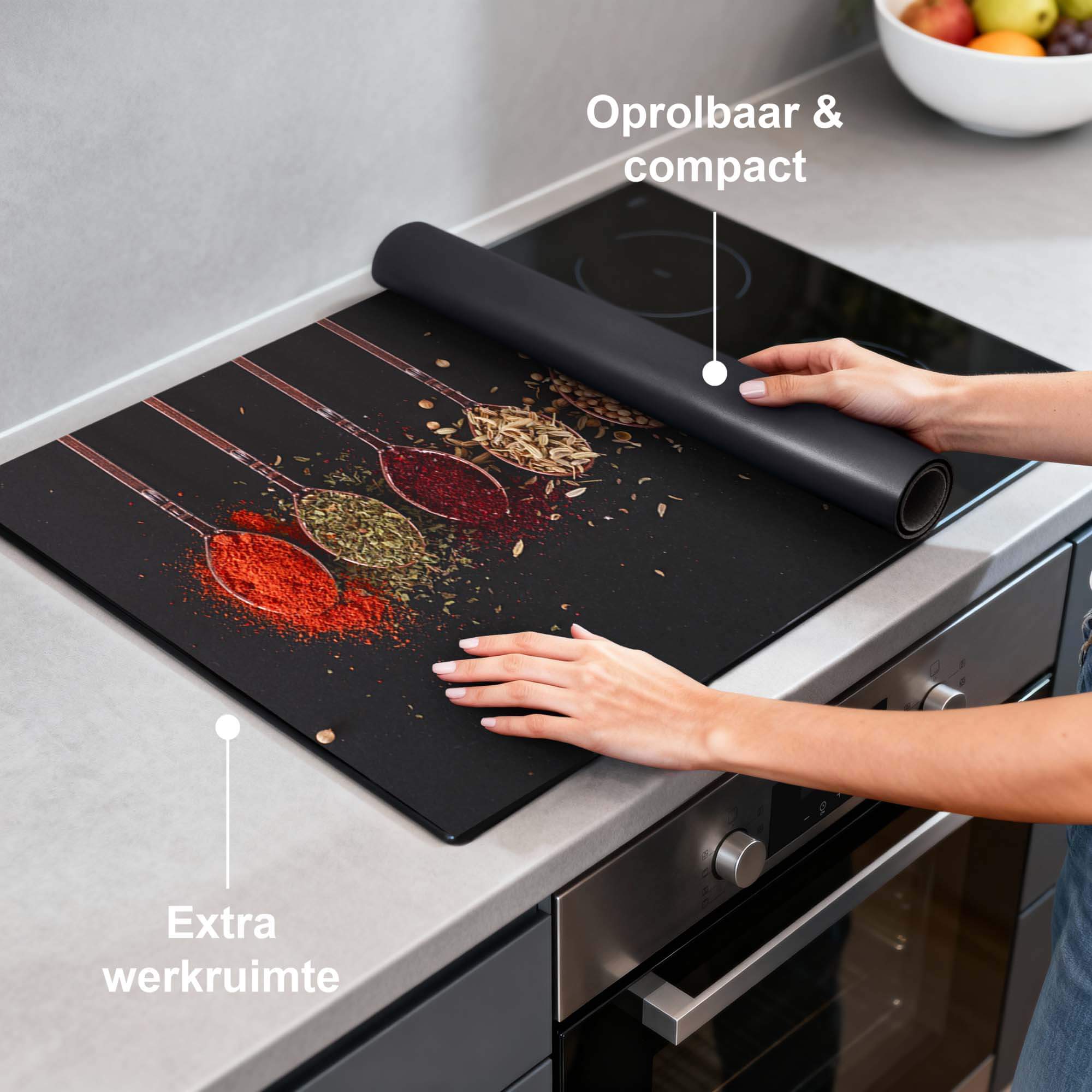 Herb & Heat - Inductie Beschermer op een keukenblad met kruiden, oprolbaar en compact voor extra werkruimte.