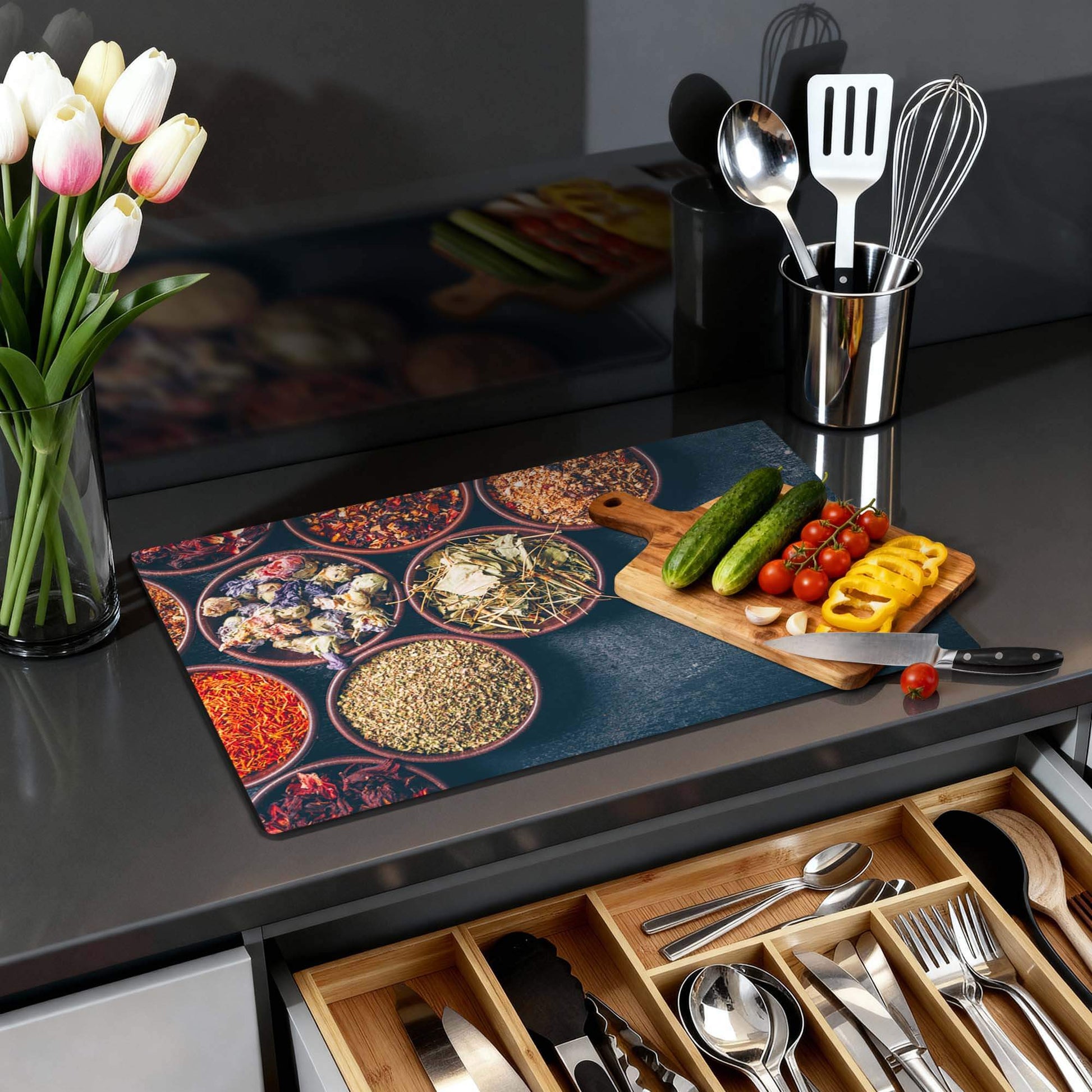 Stijlvolle Herbal Market - Inductie Beschermer op een moderne keuken, met kruiden en groenten.