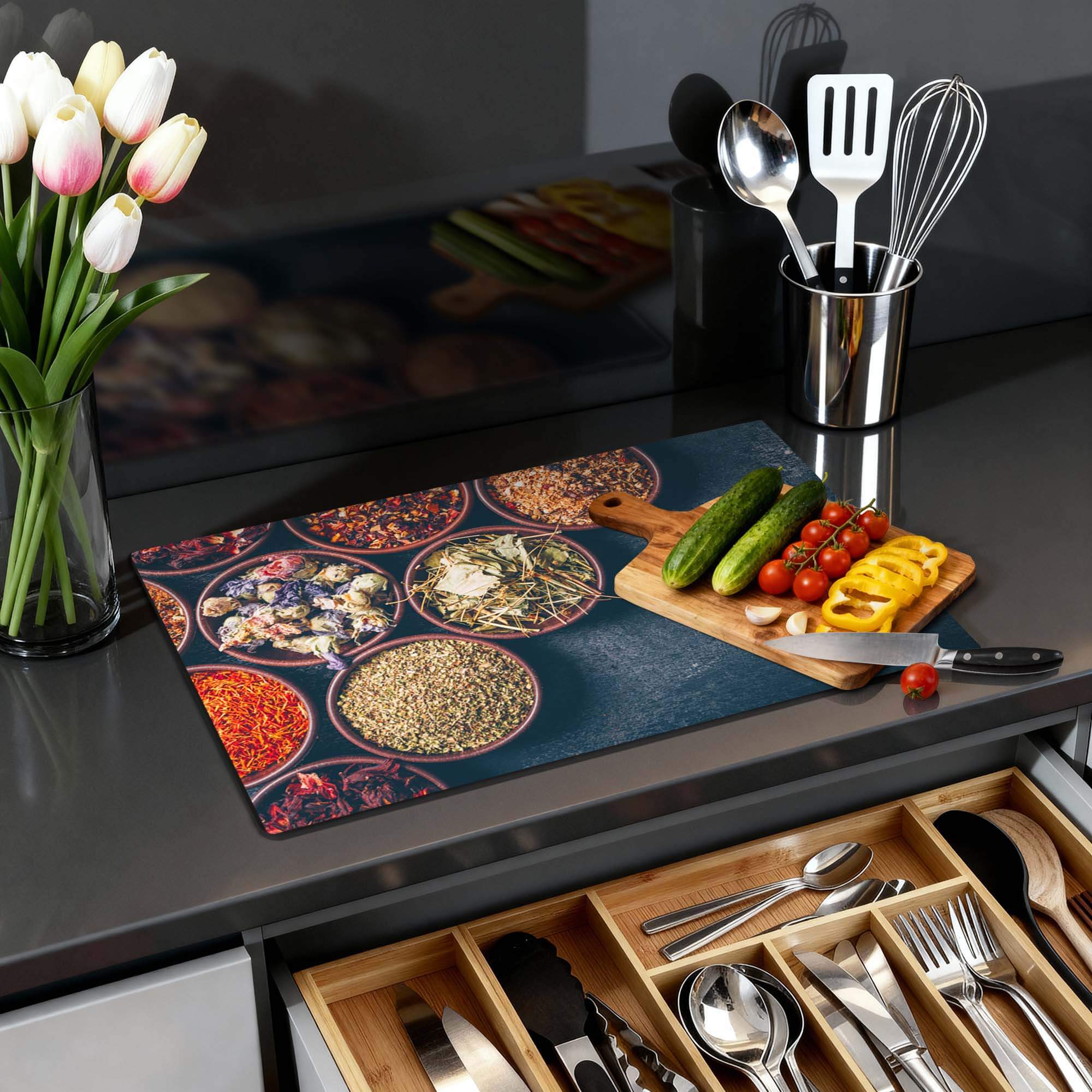 Stijlvolle Herbal Market - Inductie Beschermer op een moderne keuken, met kruiden en groenten.