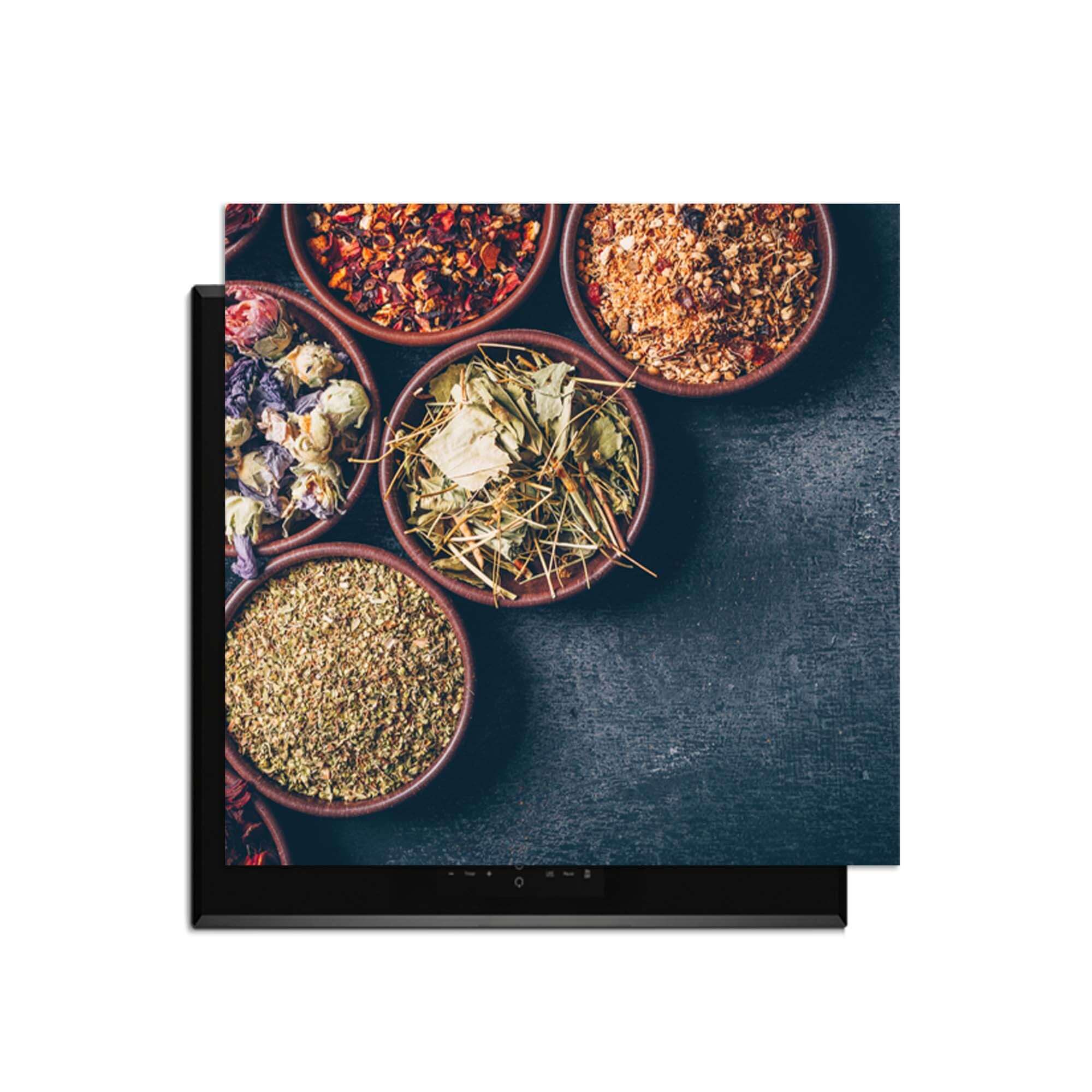 Herbal Market - Inductie Beschermer met kruiden in kommen voor keukenbescherming.