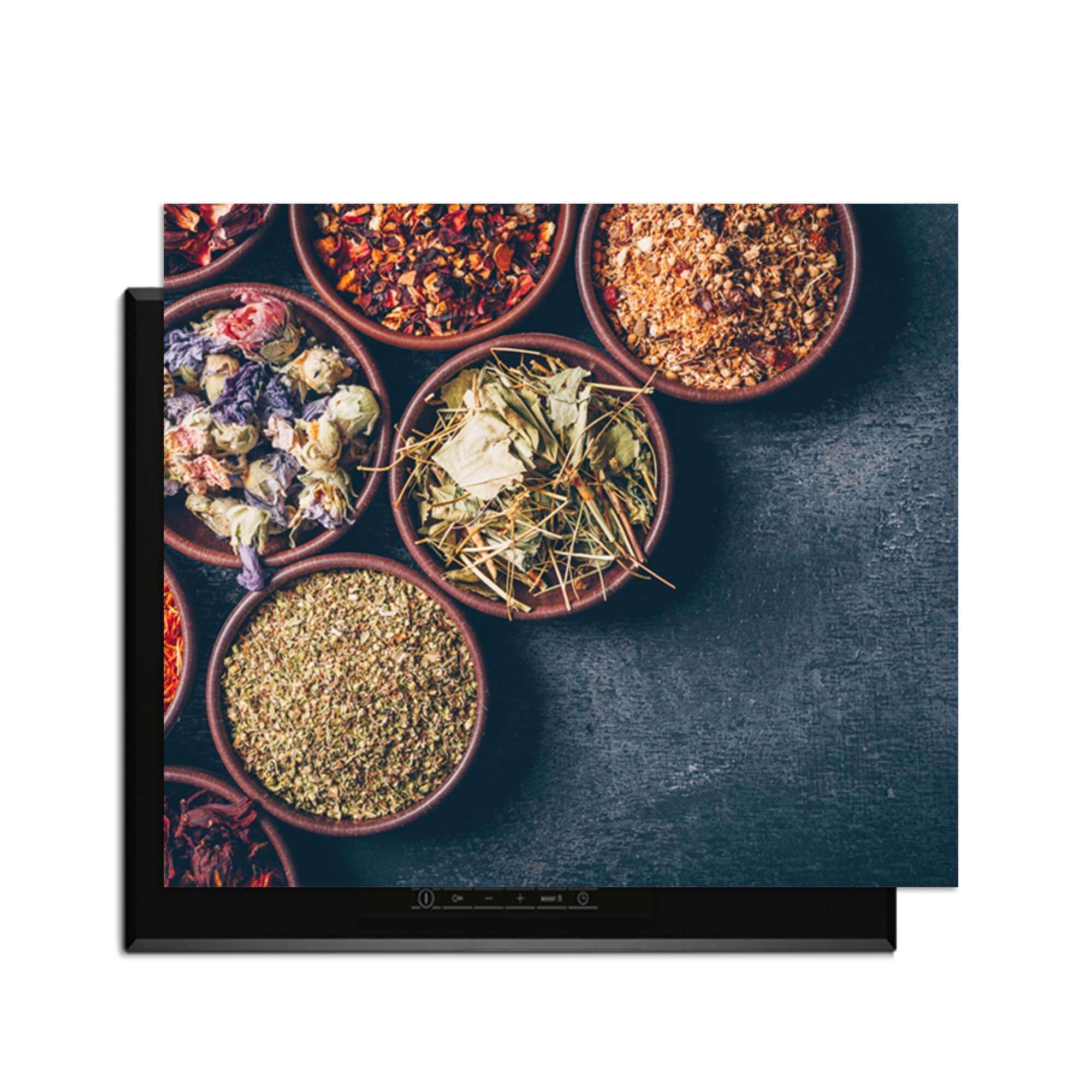 Herbal Market - Inductie Beschermer met een assortiment van kruiden in schalen