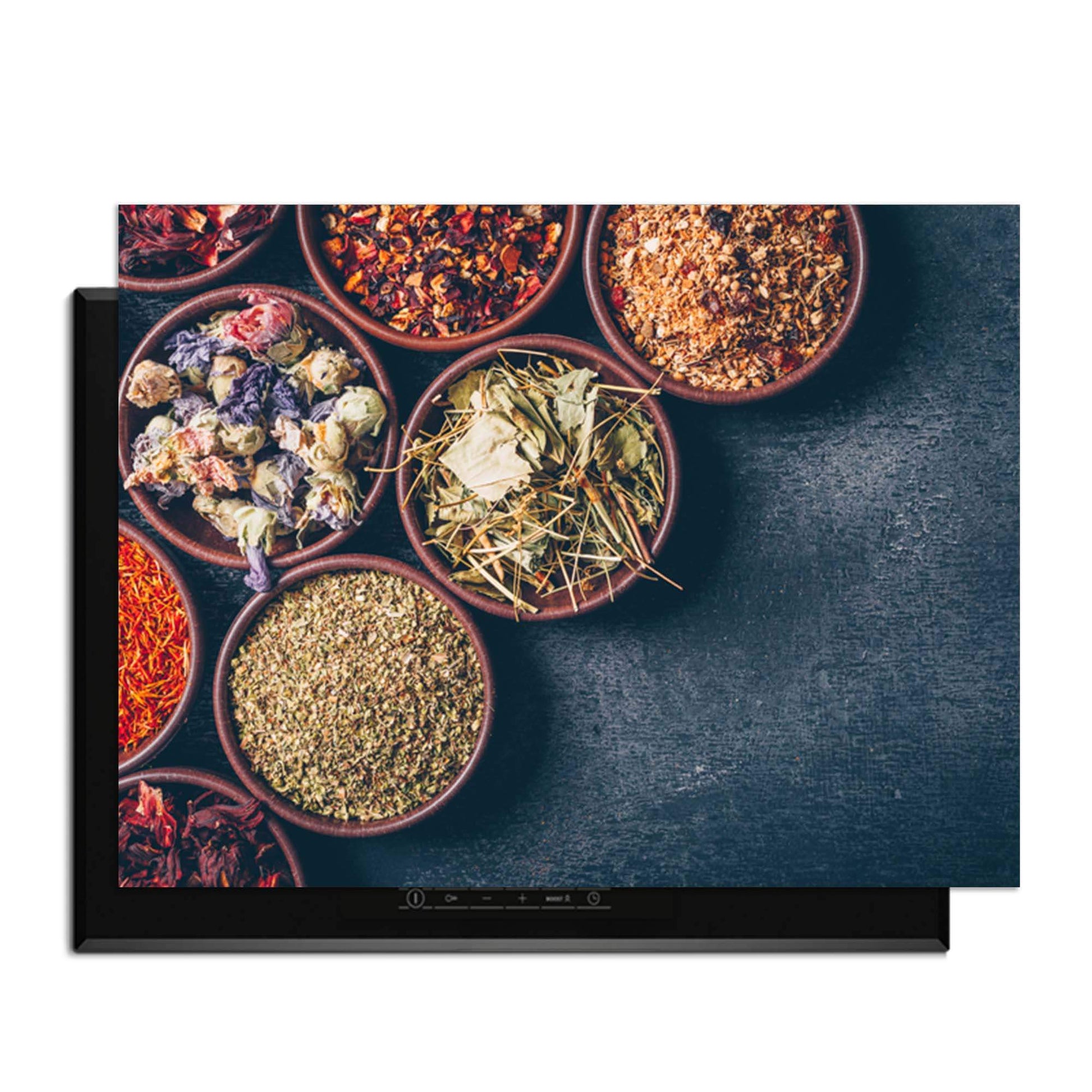 Kruiden en specerijen in kommen bovenop een inductiekookplaat - Herbal Market - Inductie Beschermer.