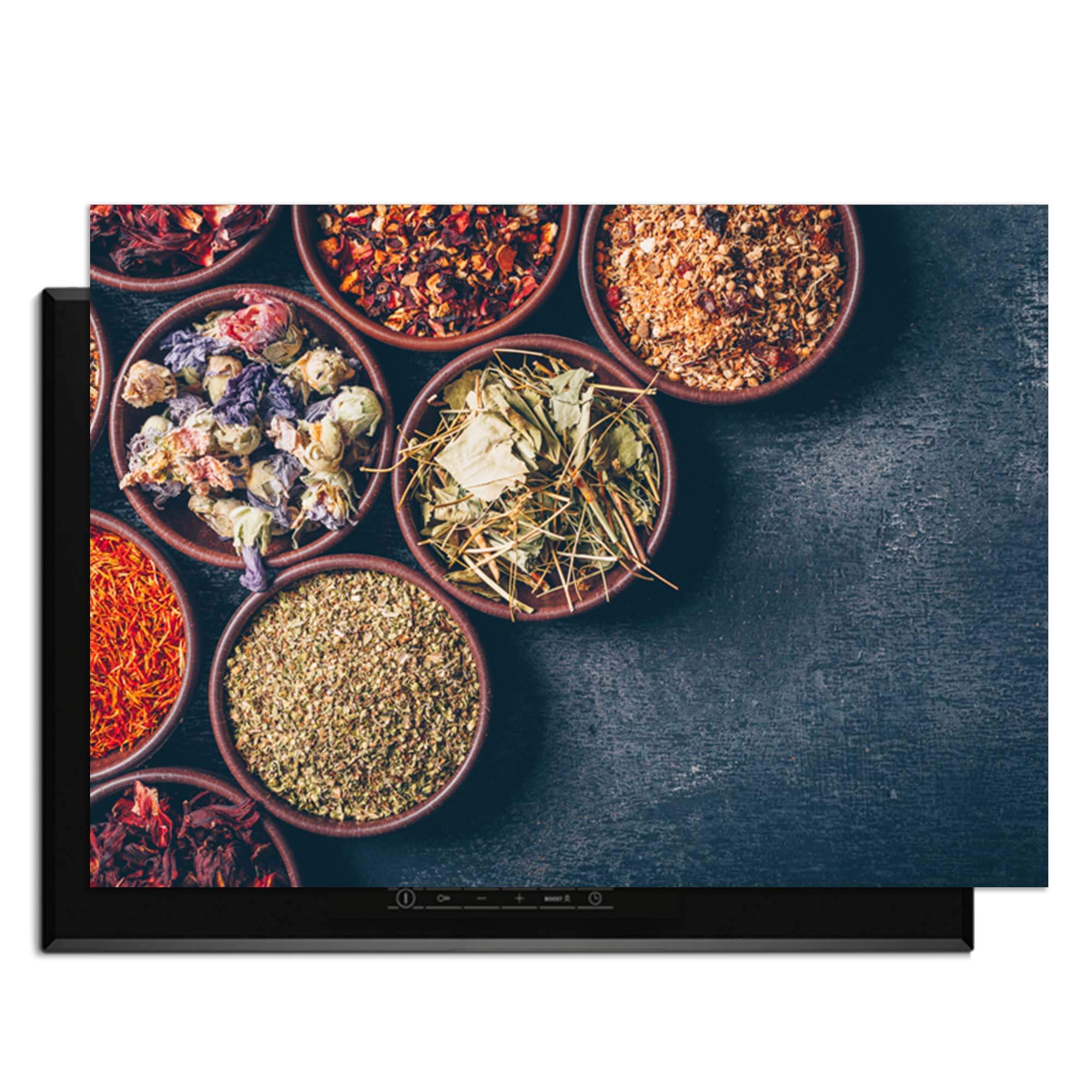 Herbal Market - Inductie Beschermer met een kleurrijke mix van kruiden en specerijen in keramische kommen.