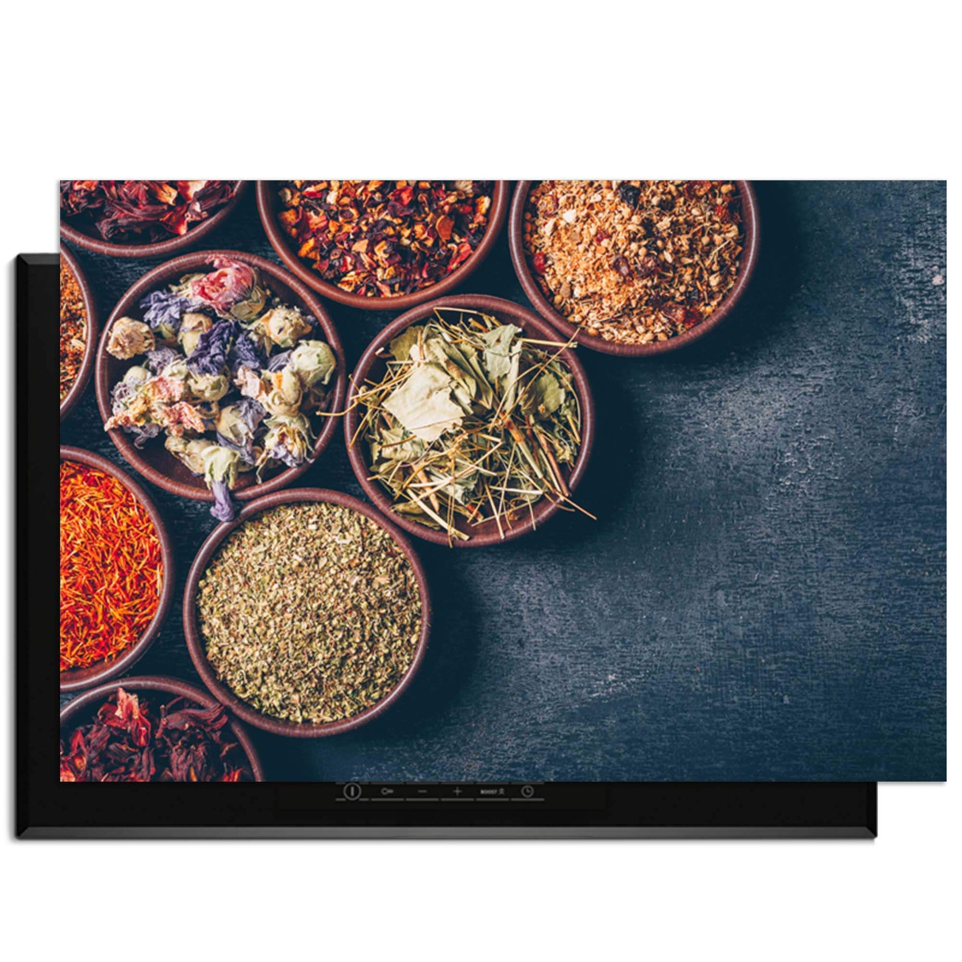 Herbal Market - Inductie Beschermer met een stijlvolle presentatie van verschillende kruiden en specerijen in kom.