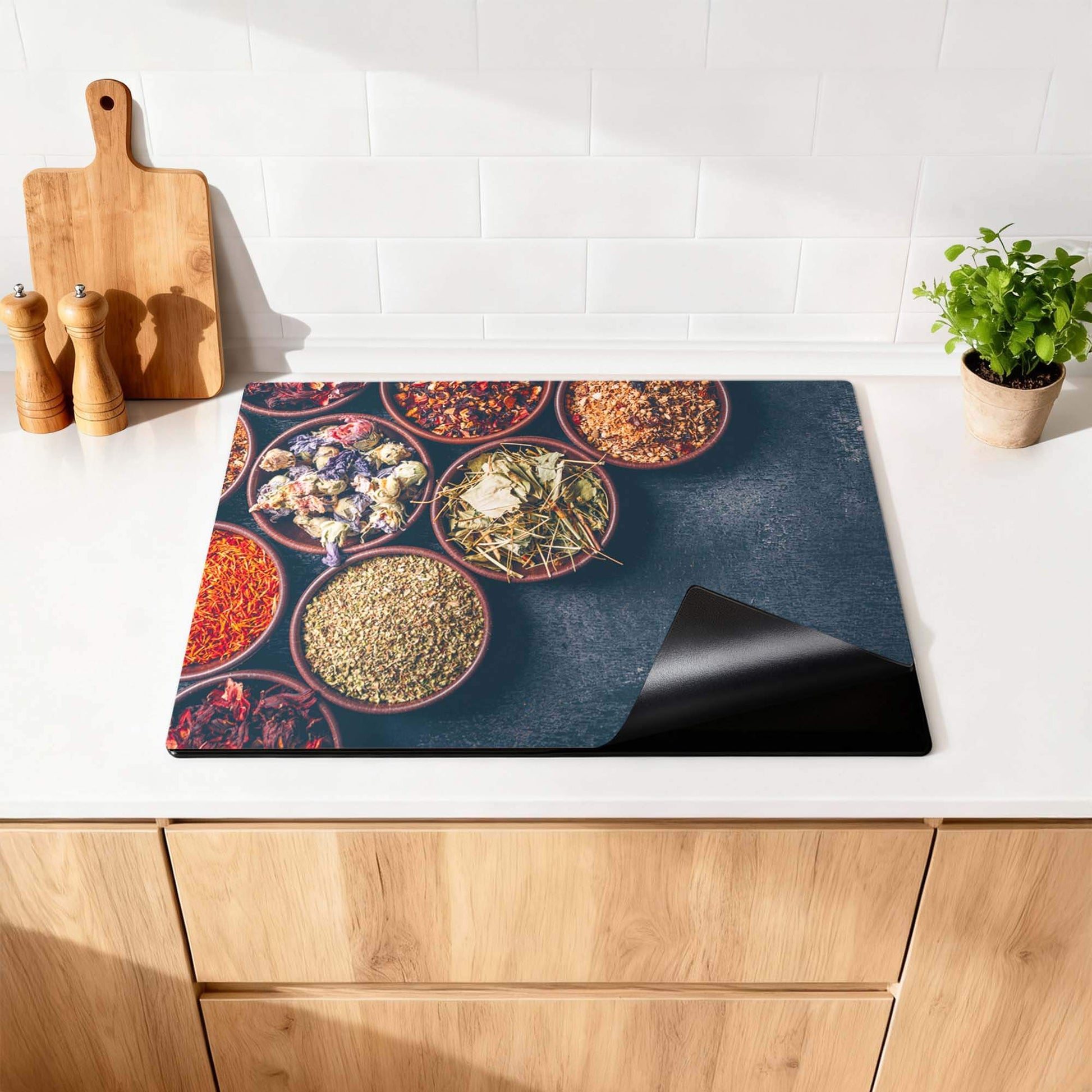 Herbal Market - Inductie Beschermer met kruiden en specerijen op een keukenblad.