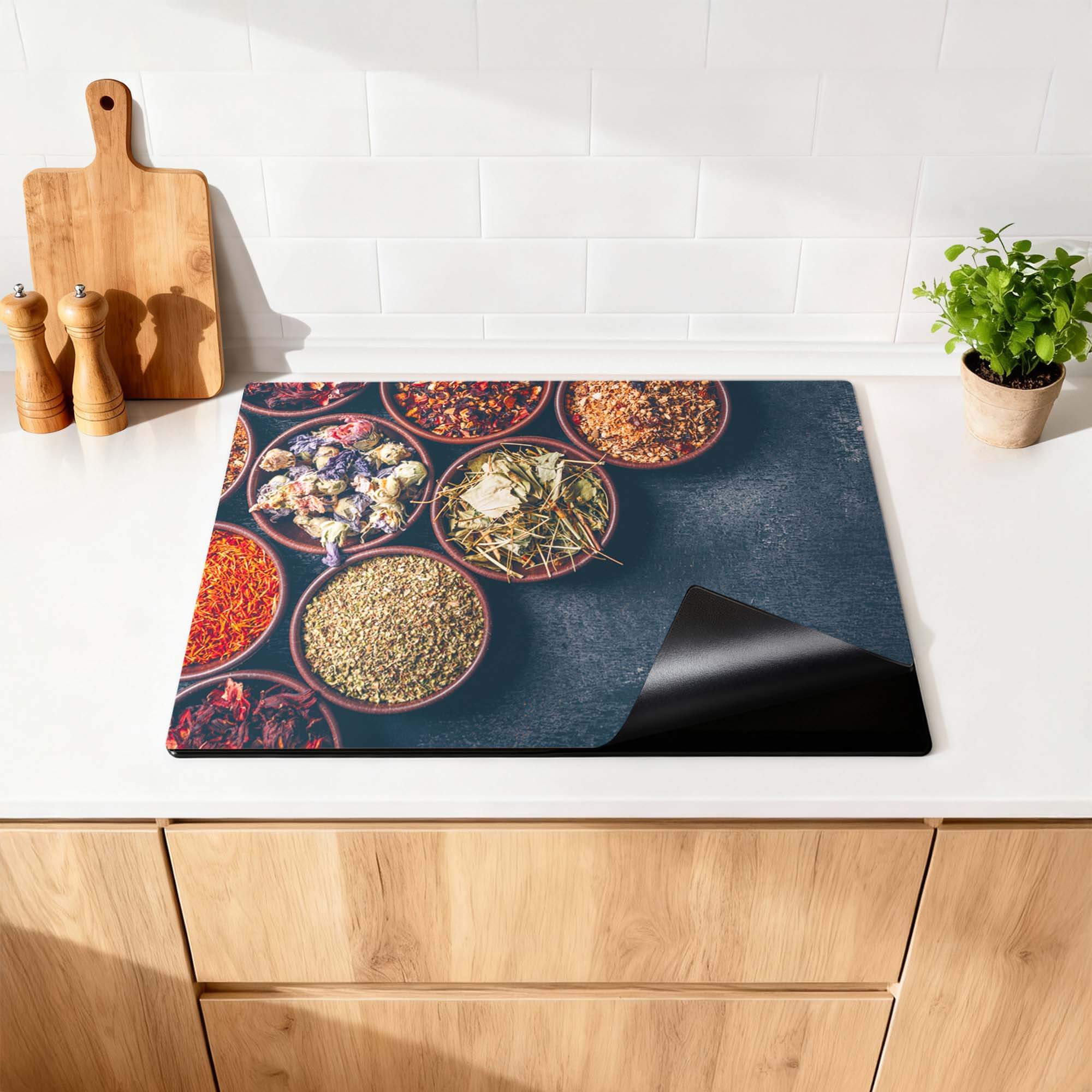 Herbal Market - Inductie Beschermer met kruiden en specerijen op een keukenblad.