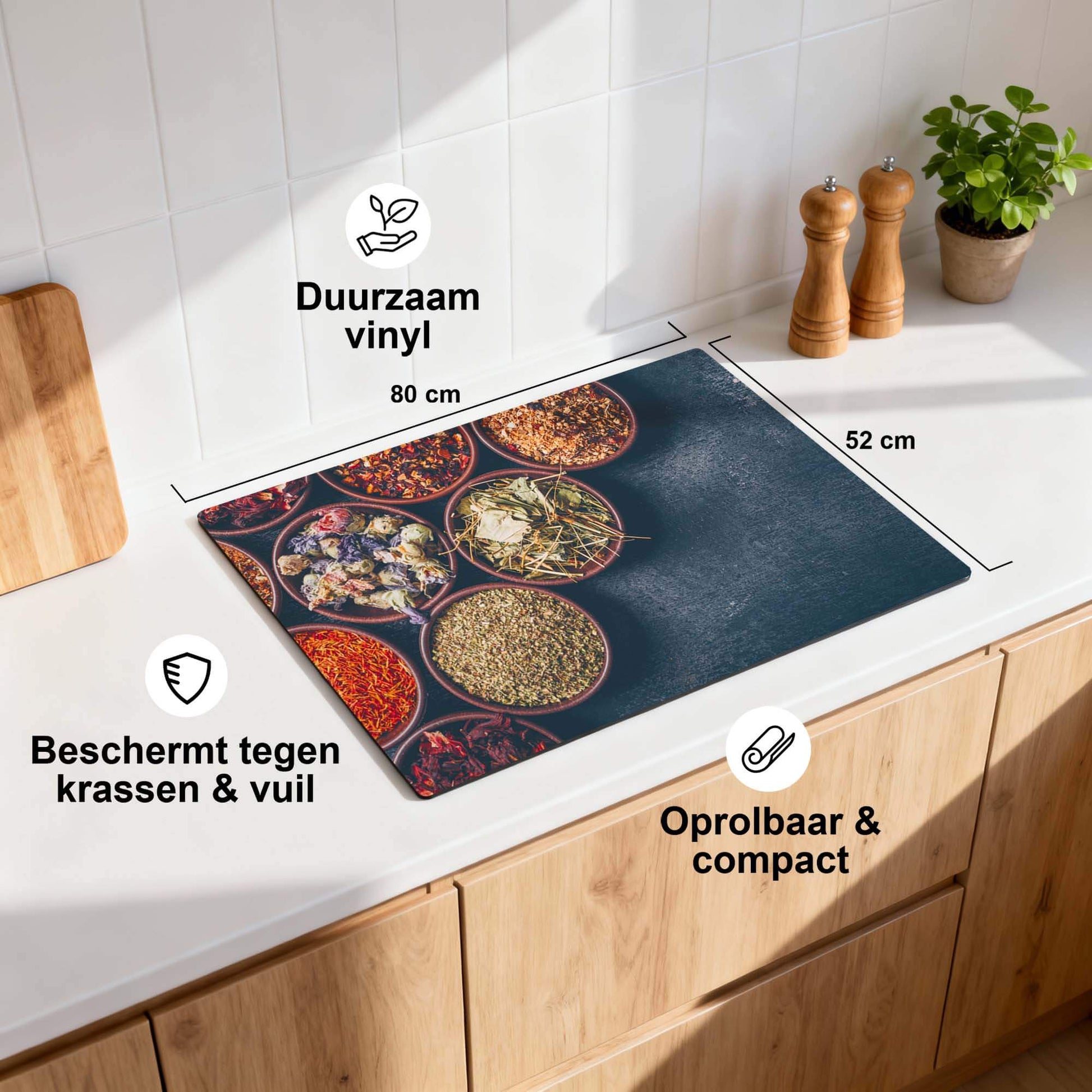 Herbal Market - Inductie Beschermer op een keukenblad met diverse kruiden en specificaties.