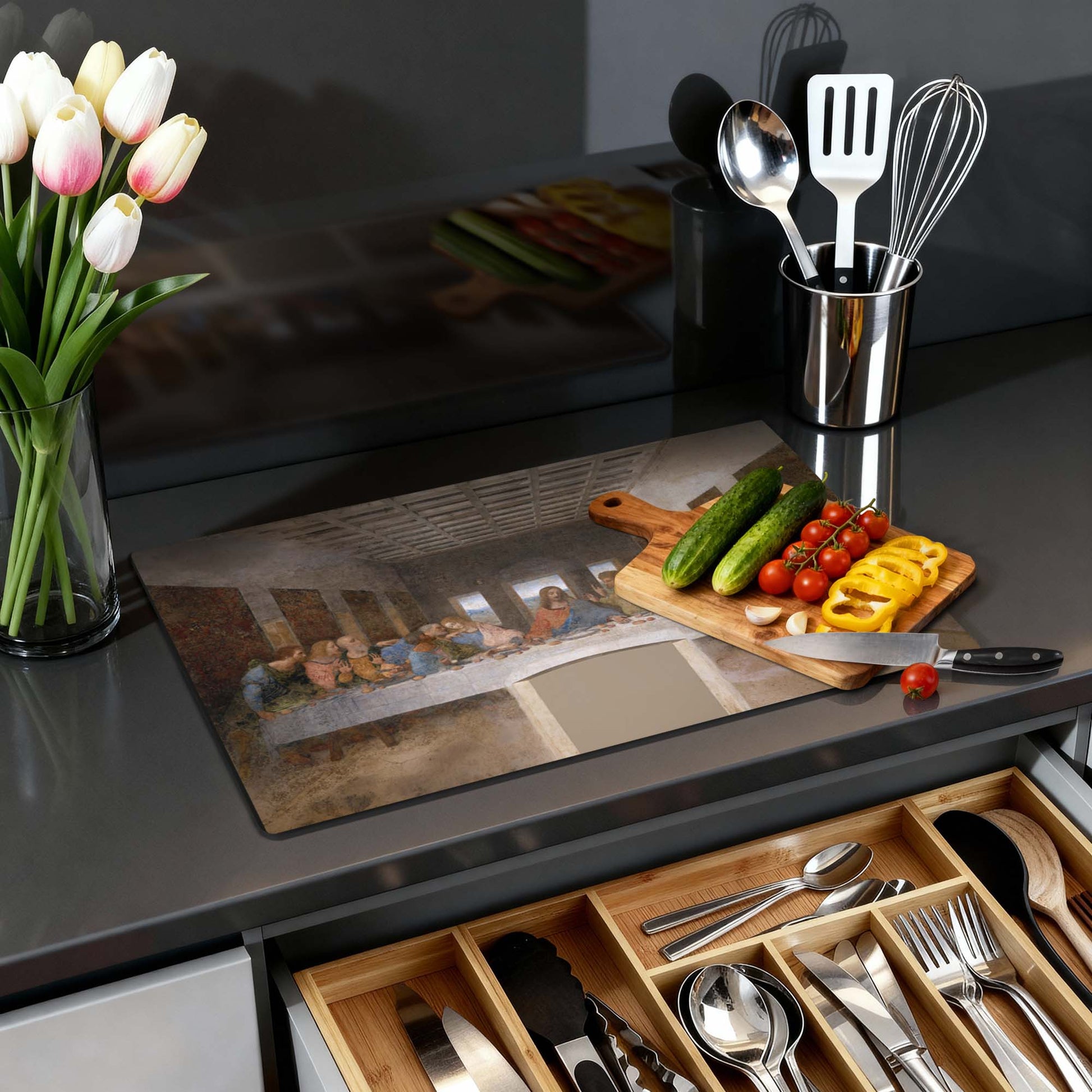 Laatste avondmaal – Inductie Beschermer met klassieke uitstraling op keukenblad, beïnvloed door wereldberoemd meesterwerk.