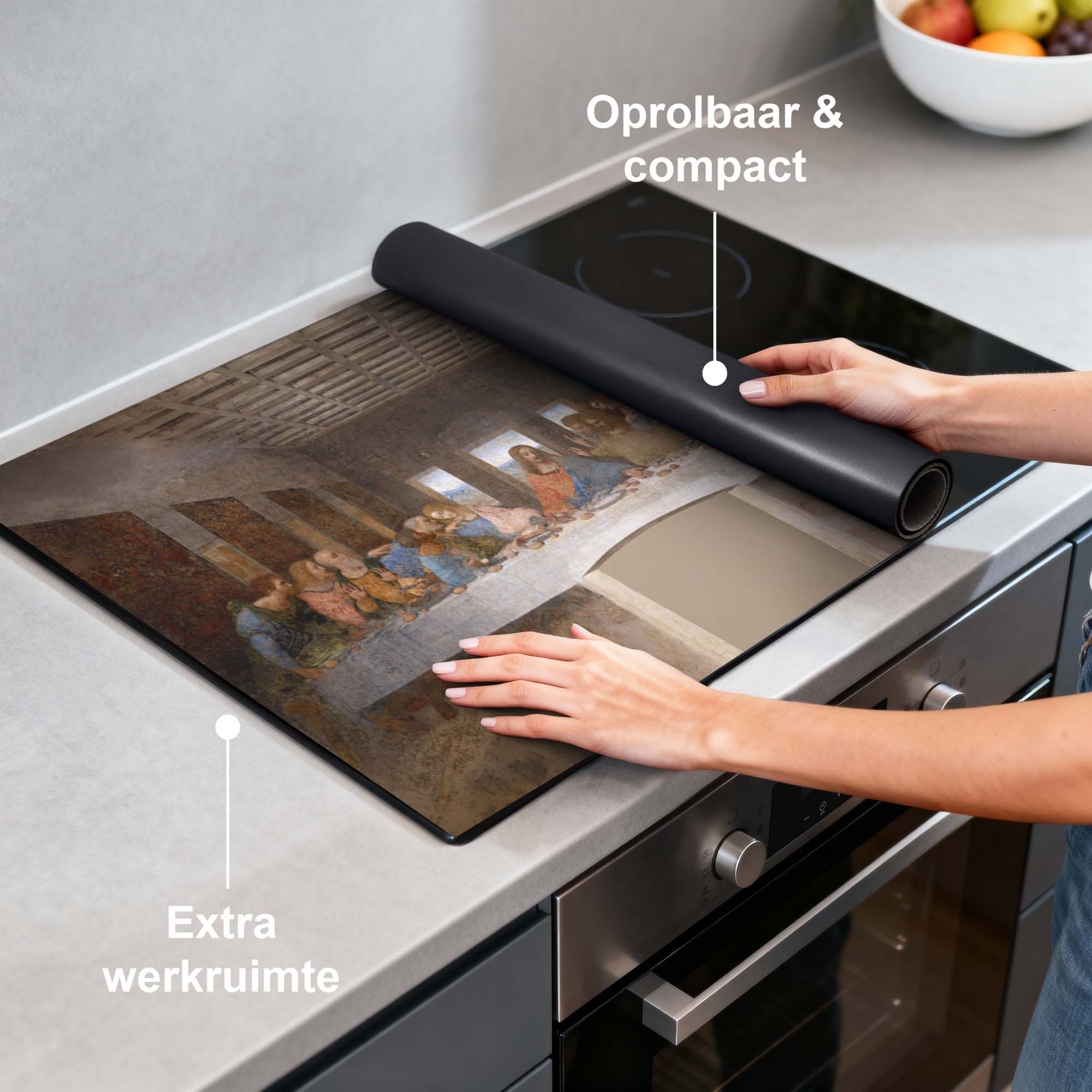 Laatste avondmaal – Inductie Beschermer in gebruik op kookplaat, opvouwbaar en biedt extra werkruimte.