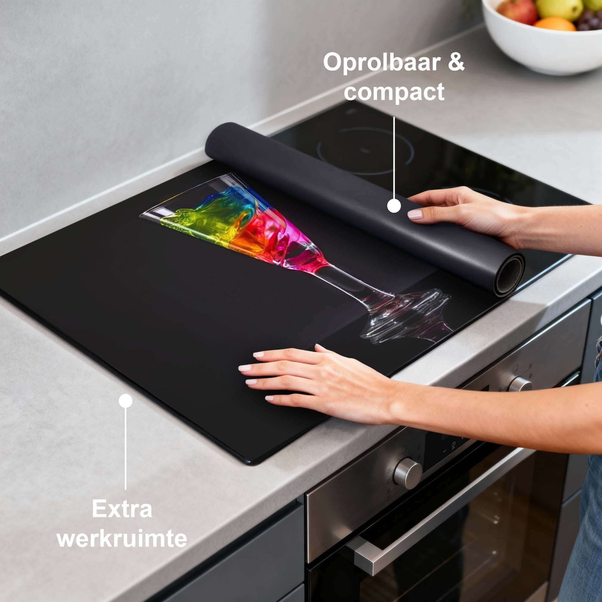 Oprolbare Liquid Art - Inductie Beschermer op een inductiekookplaat in een moderne keuken.