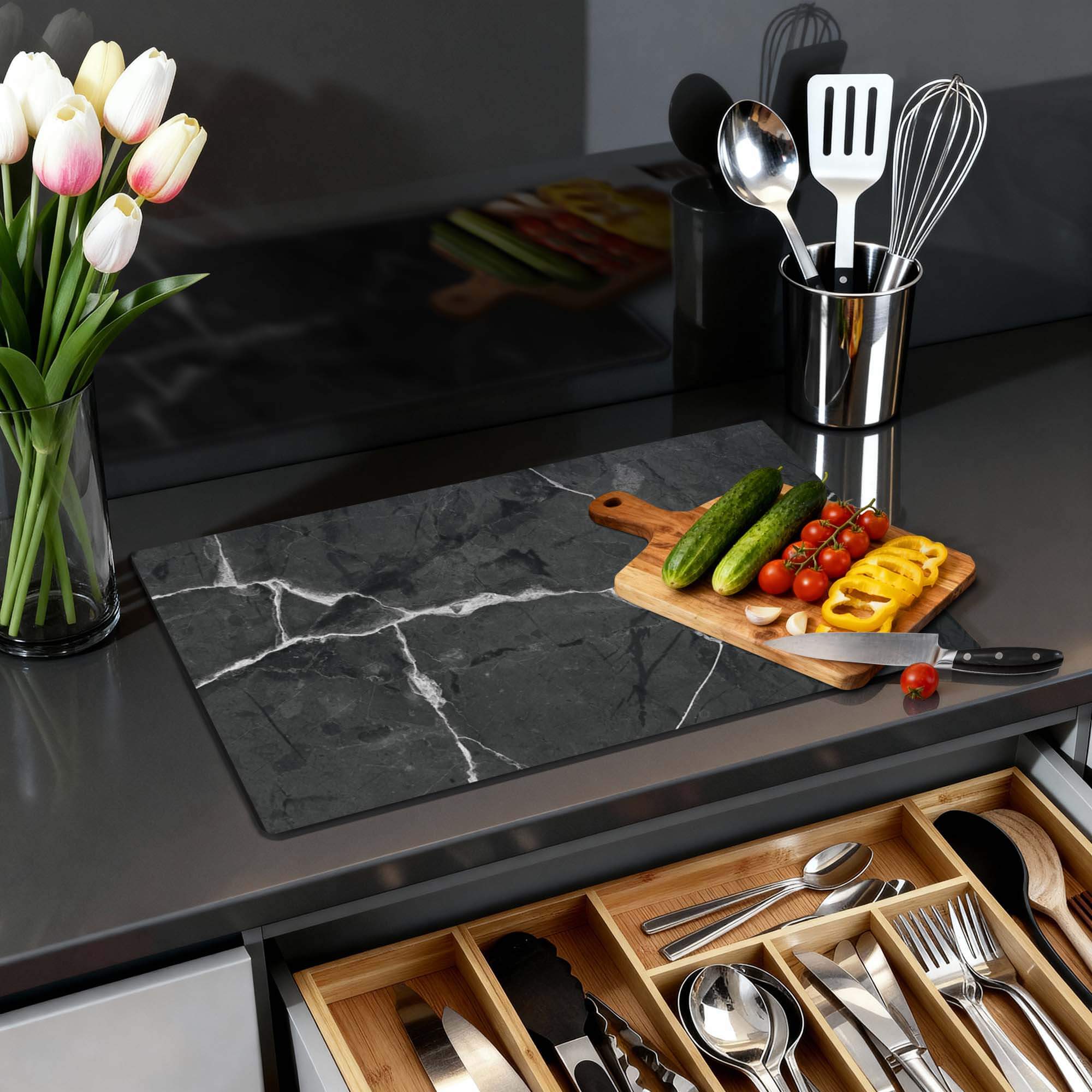 Mooi decoratieve Marble Charcoal - Inductie Beschermer op een moderne keuken met groenten en keukengerei.