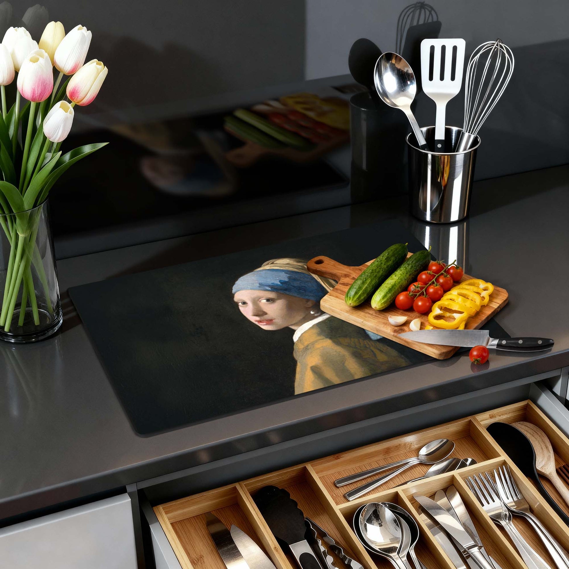 "Meisje met de Parel – Inductie Beschermer" on modern kitchen counter with vegetables