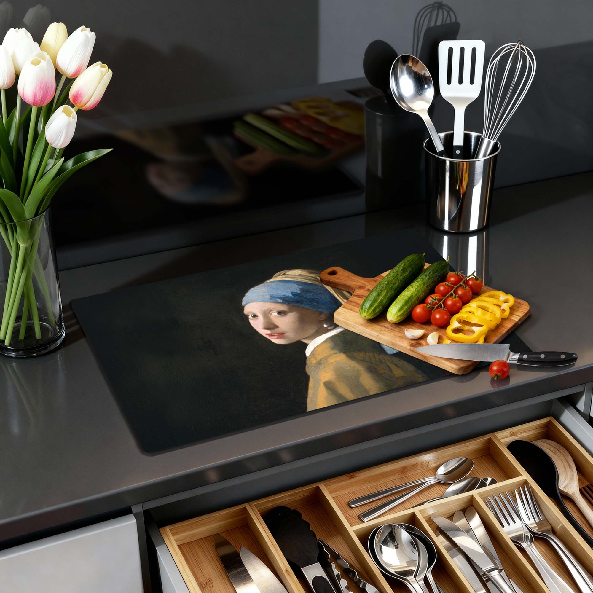 "Meisje met de Parel – Inductie Beschermer" on modern kitchen counter with vegetables