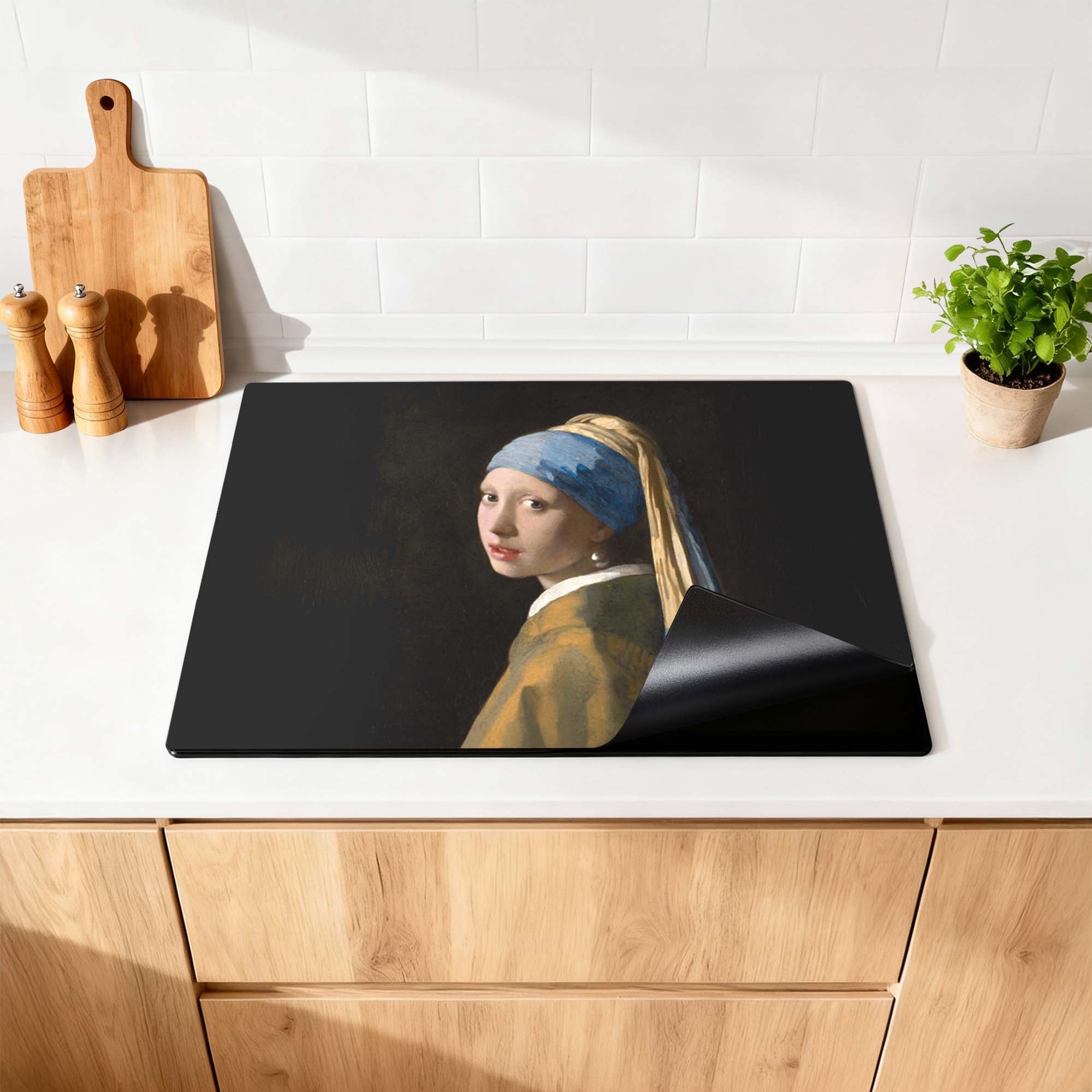 Meisje met de Parel – Inductie Beschermer op keukenwerkblad, elegant en mysterieus design, keukenaccessoire, inductiebeschermer kunstwerk.