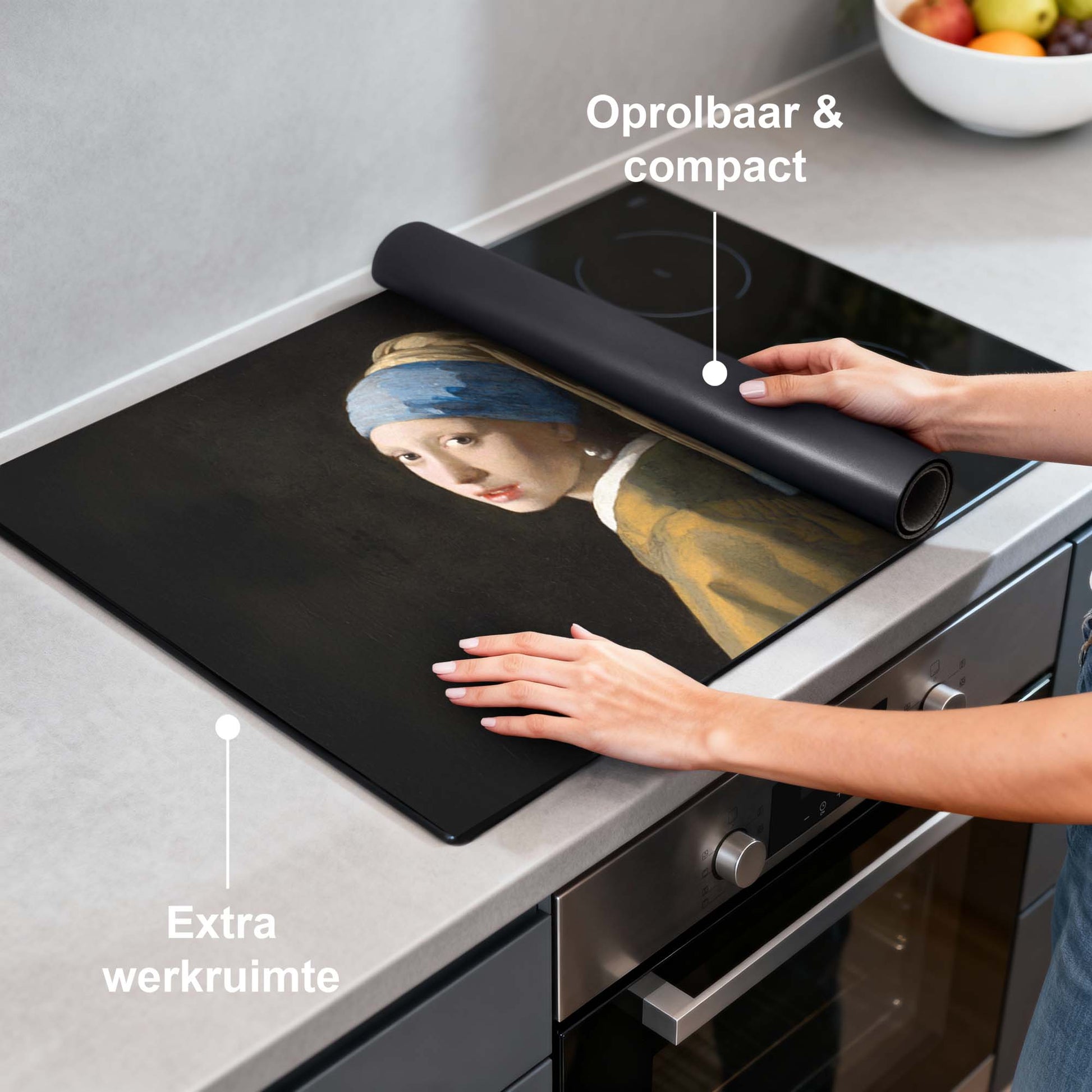 Meisje met de Parel – Inductie Beschermer, een elegante beschermplaat voor extra werkruimte en stijl in moderne keukens.