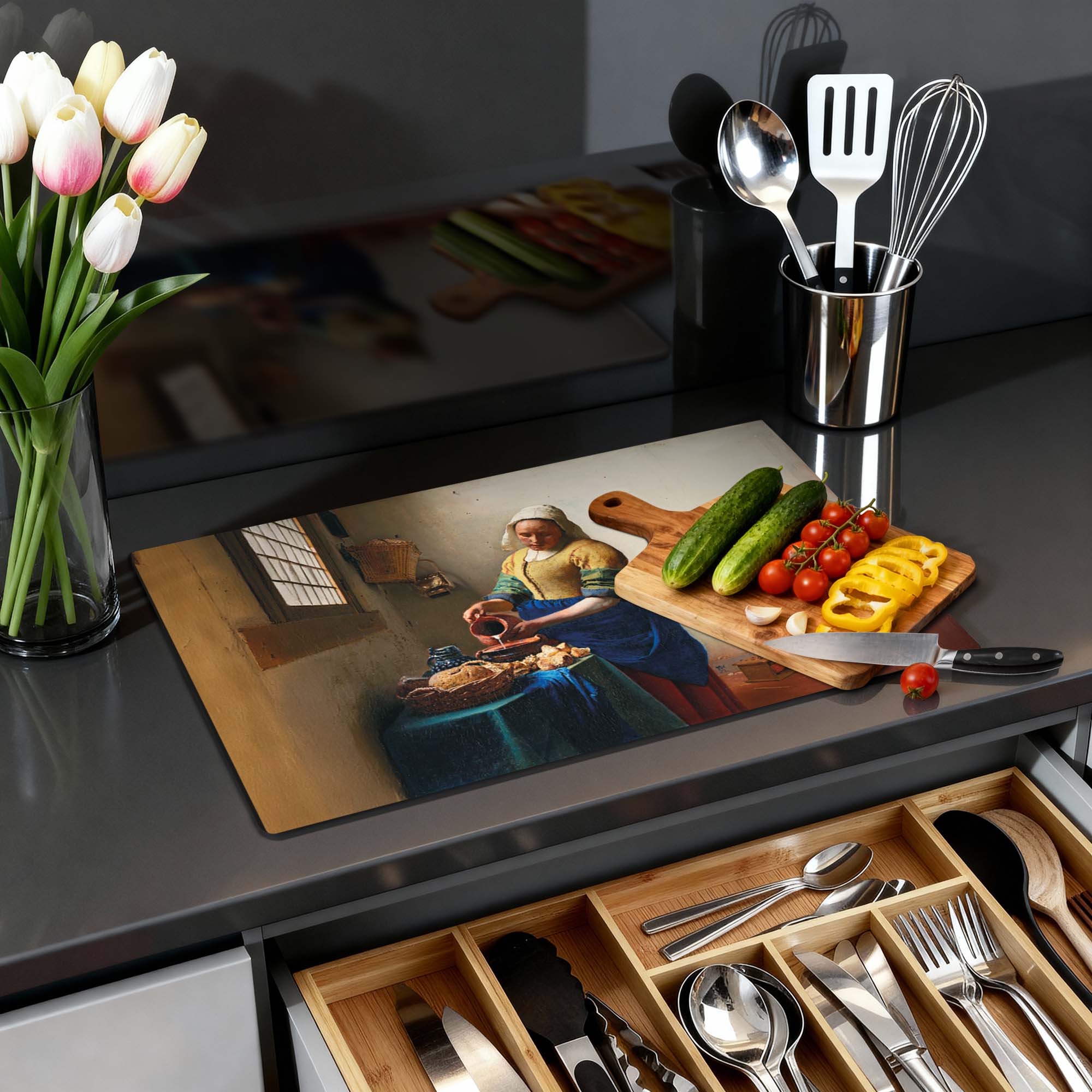 Melkmeisje– Inductie Beschermer op een moderne keuken met groenten en keukengerei, geïnspireerd door Hollandse meesterkunst.