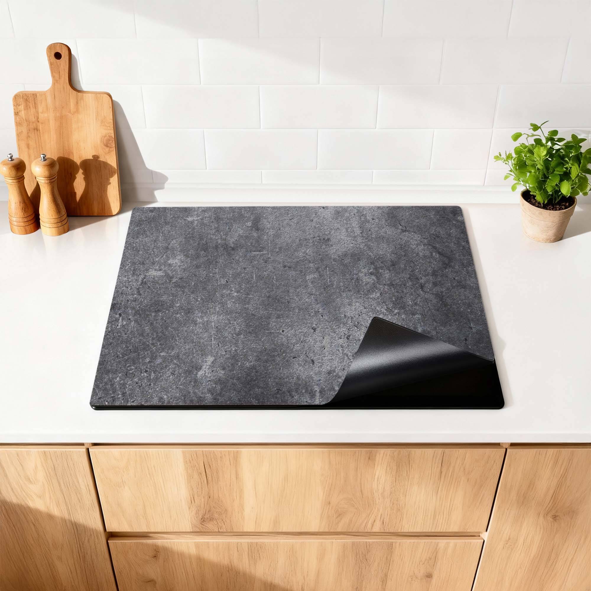 Donkergrijze inductiebeschermer van vinyl in betonlook