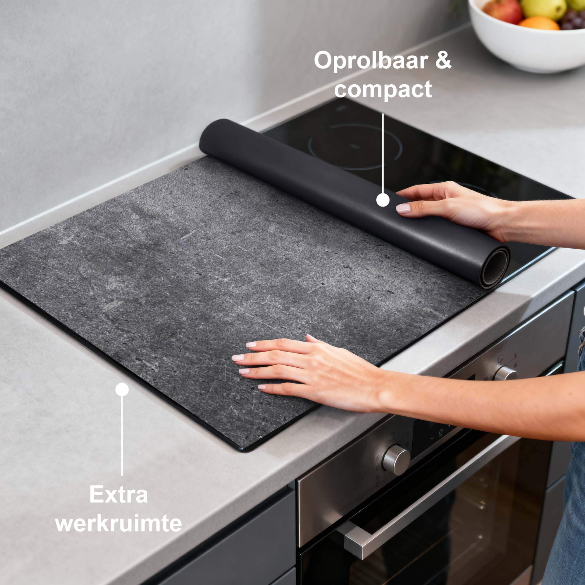 Midnight Concrete – Inductie Beschermer op een keukenblad, biedt extra werkruimte en is oprolbaar & compact.