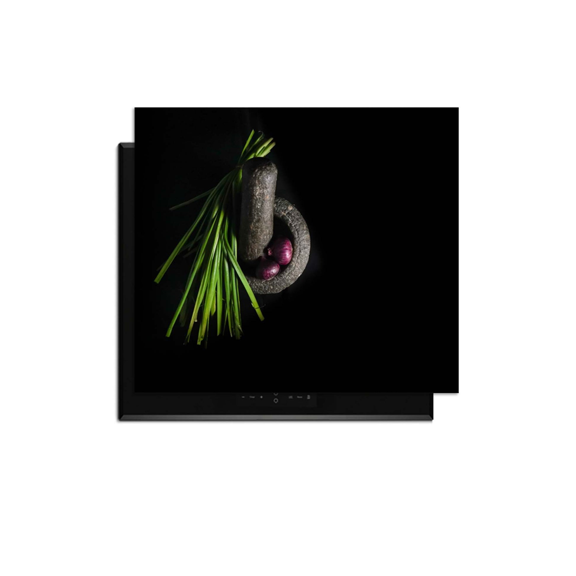 Midnight Herb - Inductie Beschermer met decoratieve kruiden en een stenen vijzel op een zwarte inductiekookplaat.