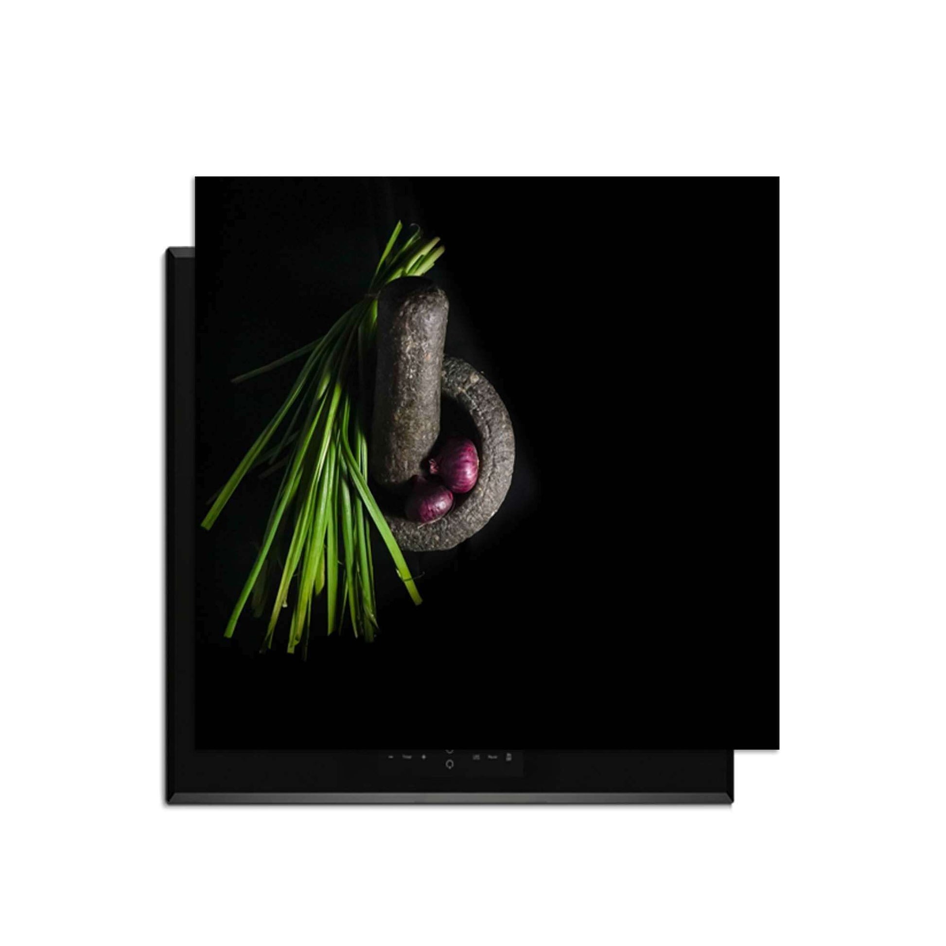 Midnight Herb - Inductie Beschermer met verse kruiden en ingrediënten op een inductiekookplaat.