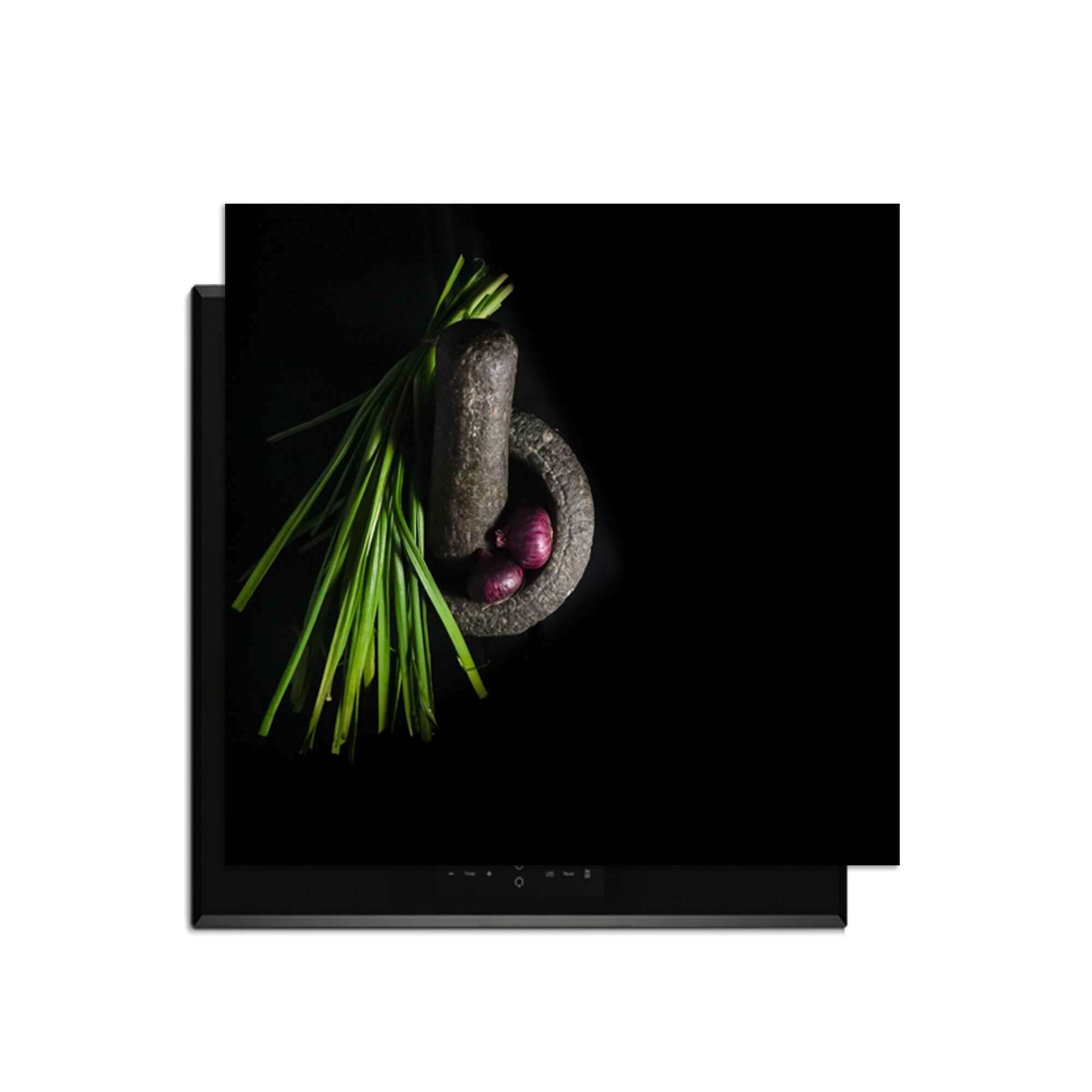 Midnight Herb - Inductie Beschermer met verse kruiden en ingrediënten op een inductiekookplaat.