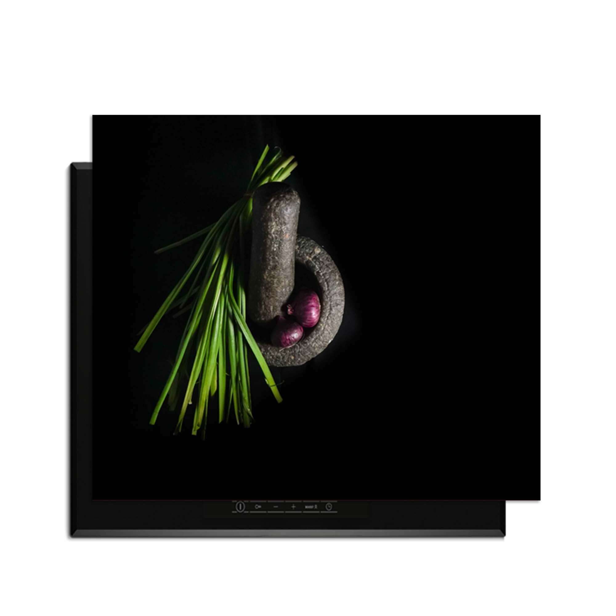 Midnight Herb - Inductie Beschermer boven een stenen mortel met groenten.