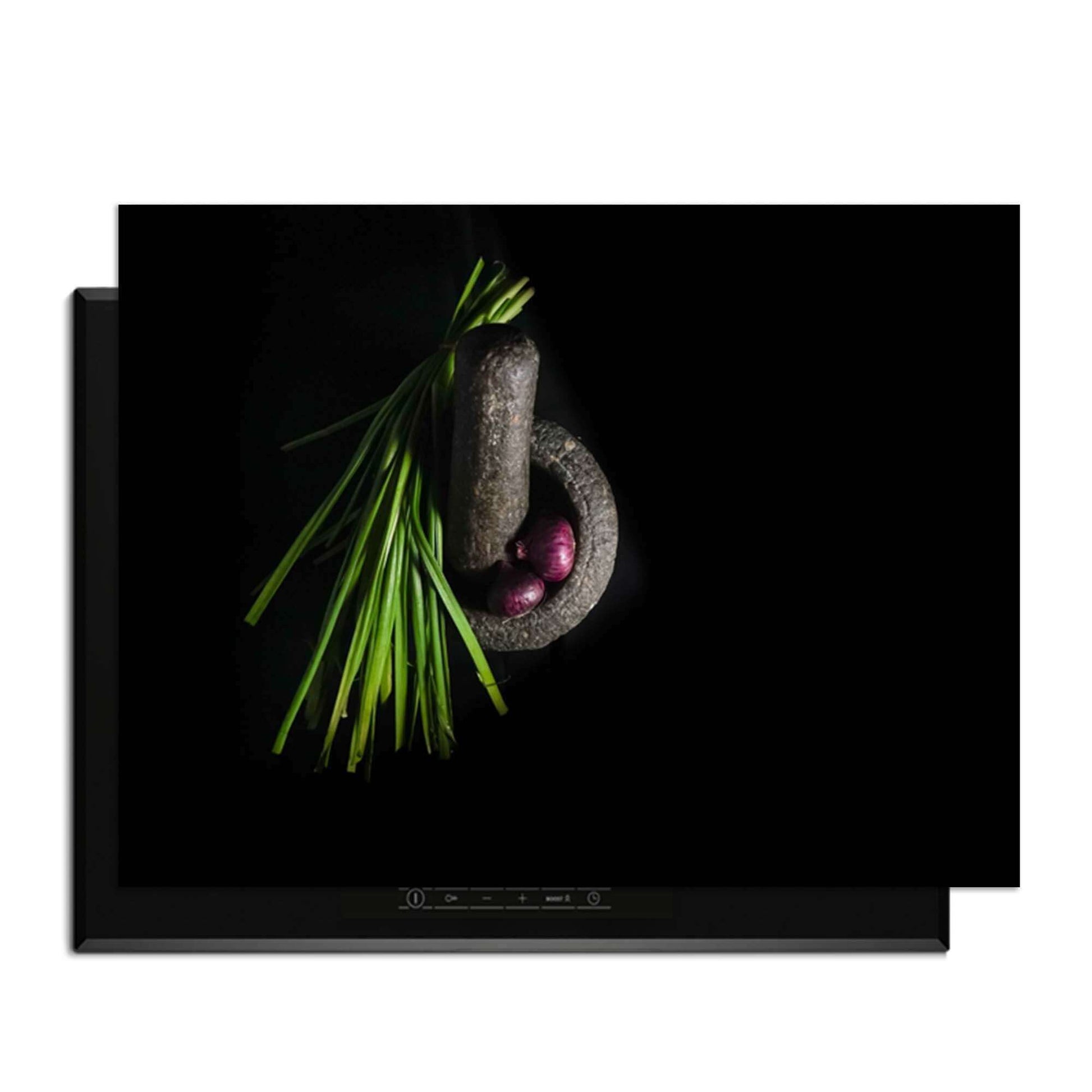 Midnight Herb - Inductie Beschermer op een inductiekookplaat met verse kruiden en een vijzel.