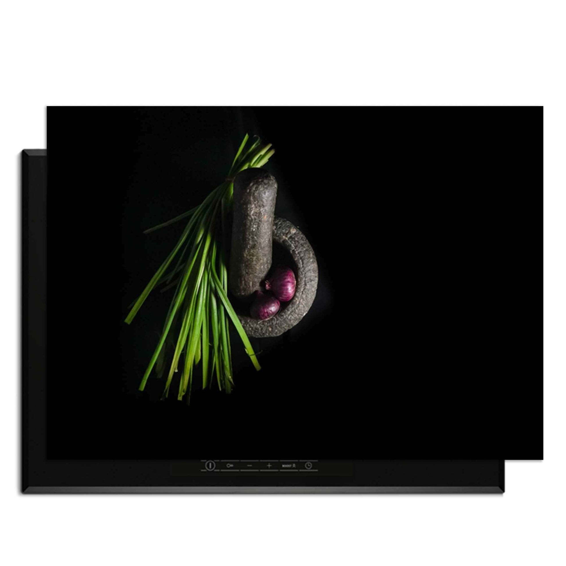 Midnight Herb - Inductie Beschermer met groene kruiden en een stenen vijzel op een inductiekookplaat.