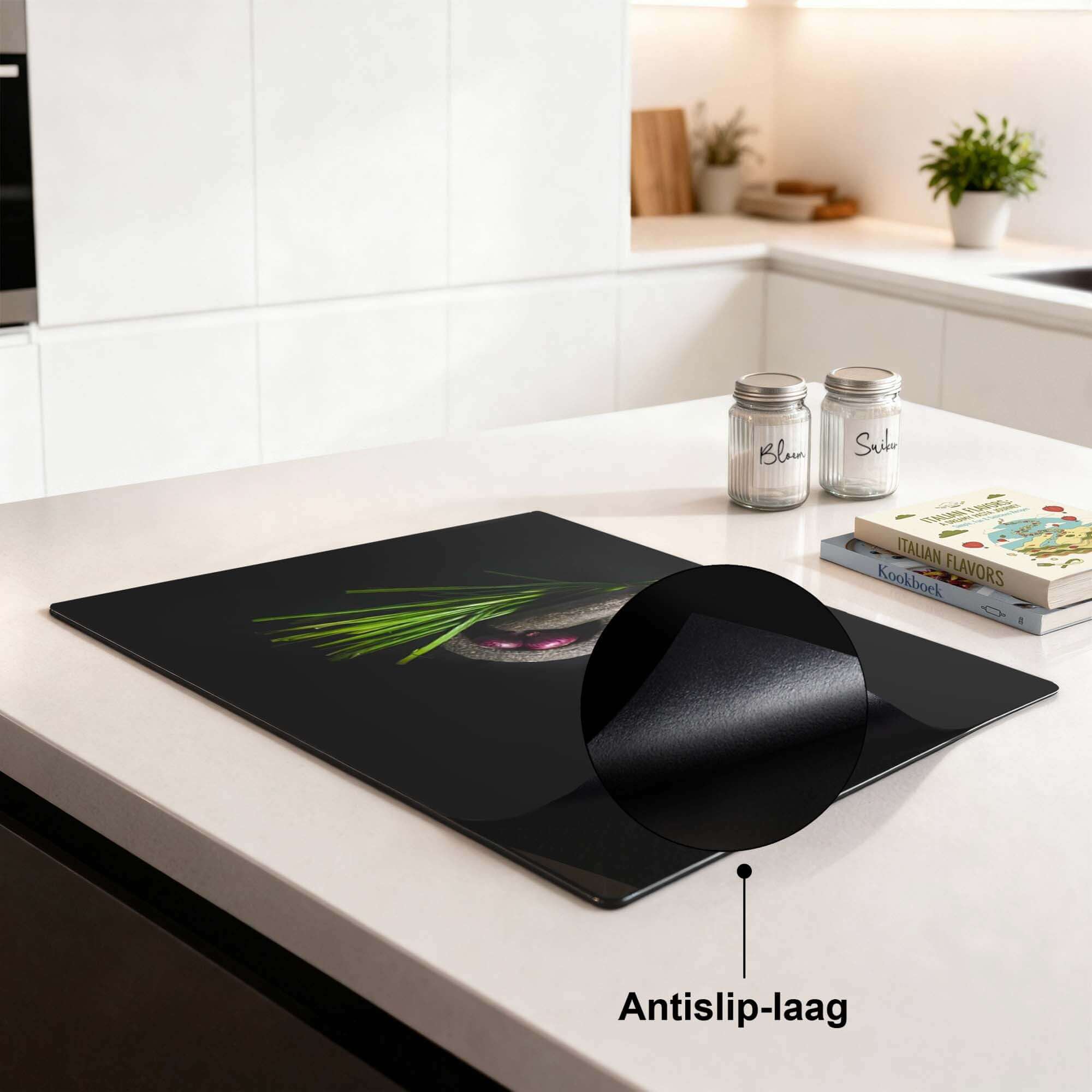 Midnight Herb - Inductie Beschermer met antislip-laag op een moderne keukenblad.