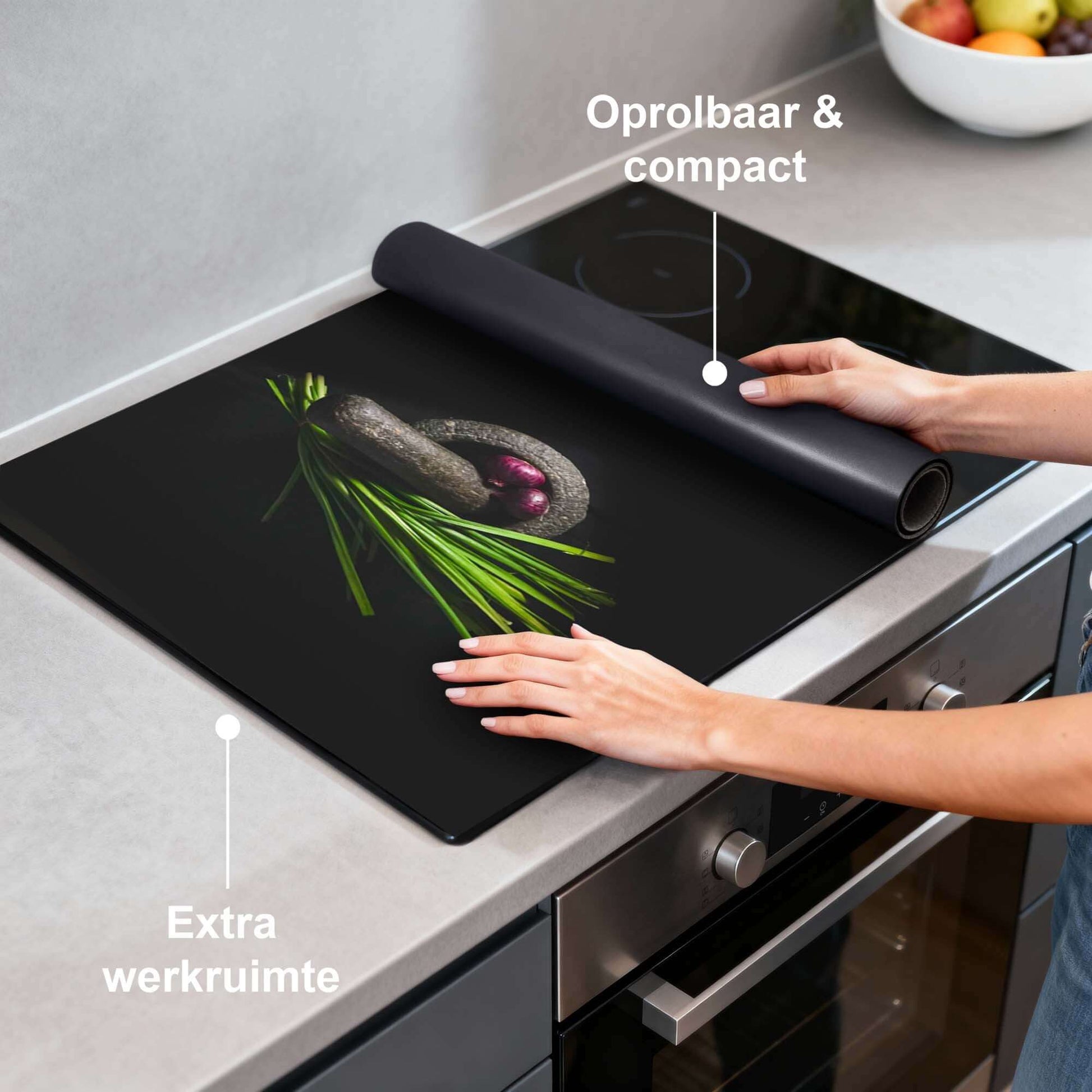 Midnight Herb - Inductie Beschermer op inductiekookplaat, rolbaar en compact voor extra werkruimte.