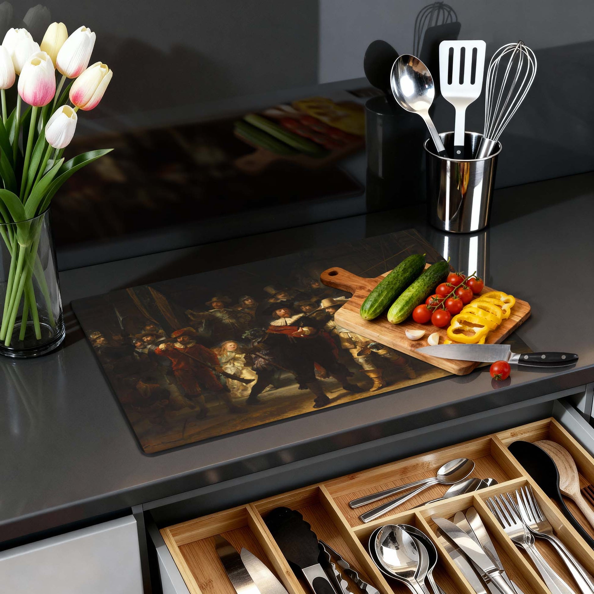 Keuken met Nachtwacht– Inductie Beschermer, snijplank met groenten en besteklade, klassieke en stijlvolle uitstraling