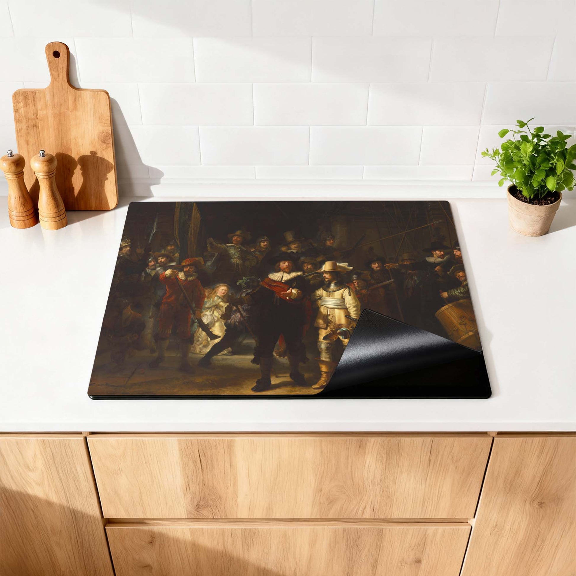 Nachtwacht– Inductie Beschermer op keukenblad met historisch meesterwerk, beschermt inductieplaat en voegt klassieke grandeur toe.