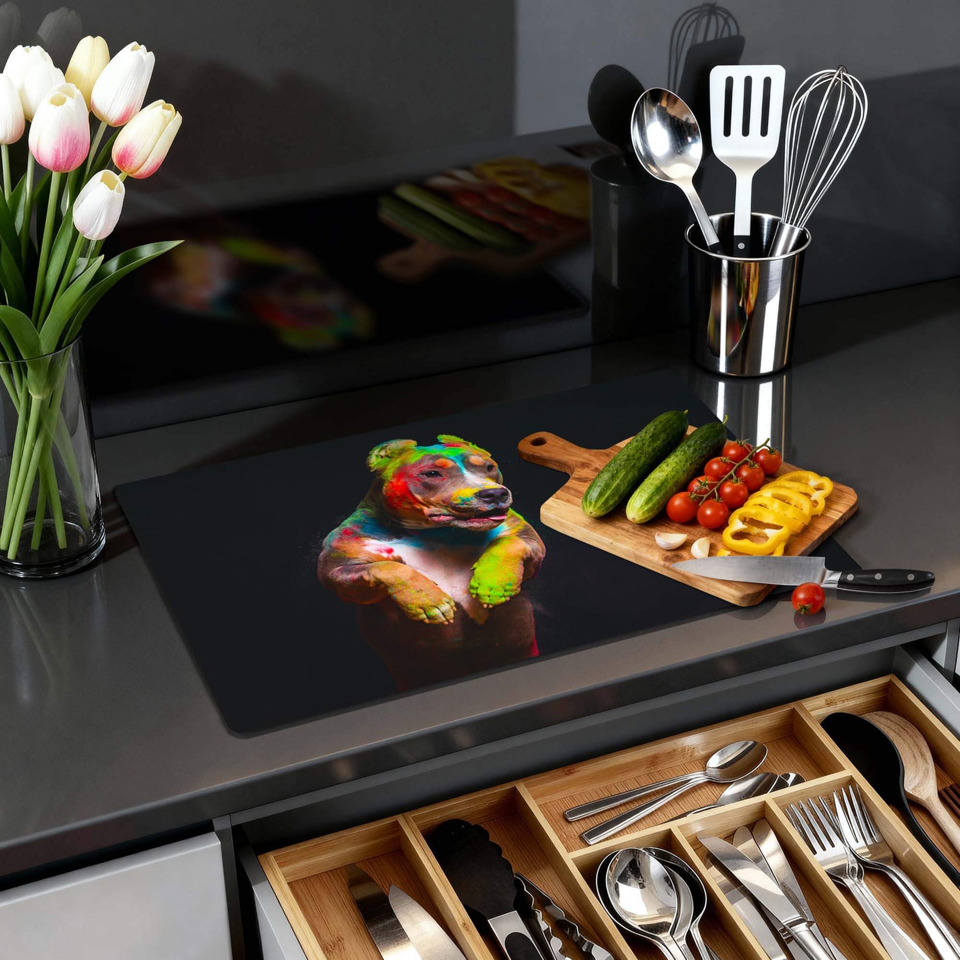 Paint Paws - Induction Protector auf einer modernen Küchenarbeitsplatte mit bunten Dekorationselementen und frischen Zutaten.