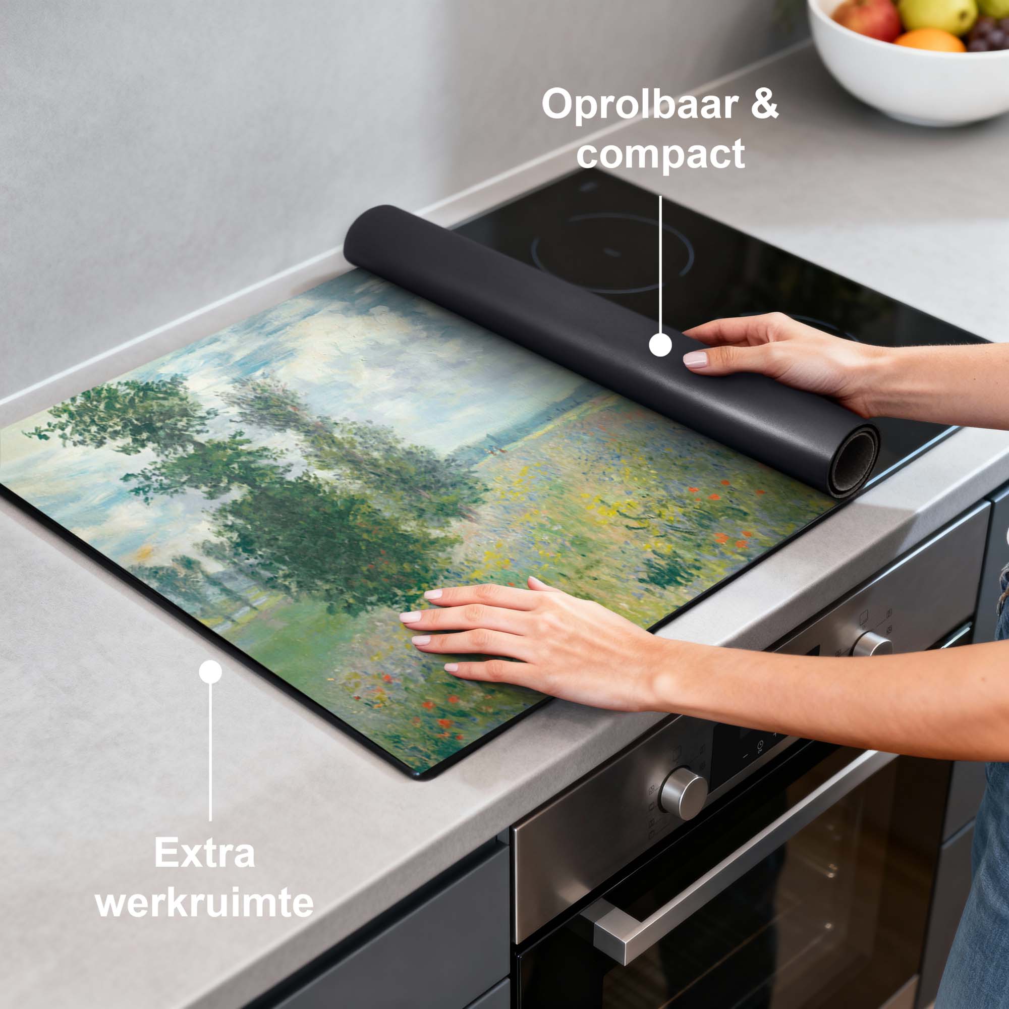 Papaverveld – Inductie Beschermer met kleurrijk bloemenontwerp op een inductiekookplaat, extra werkruimte in keuken.