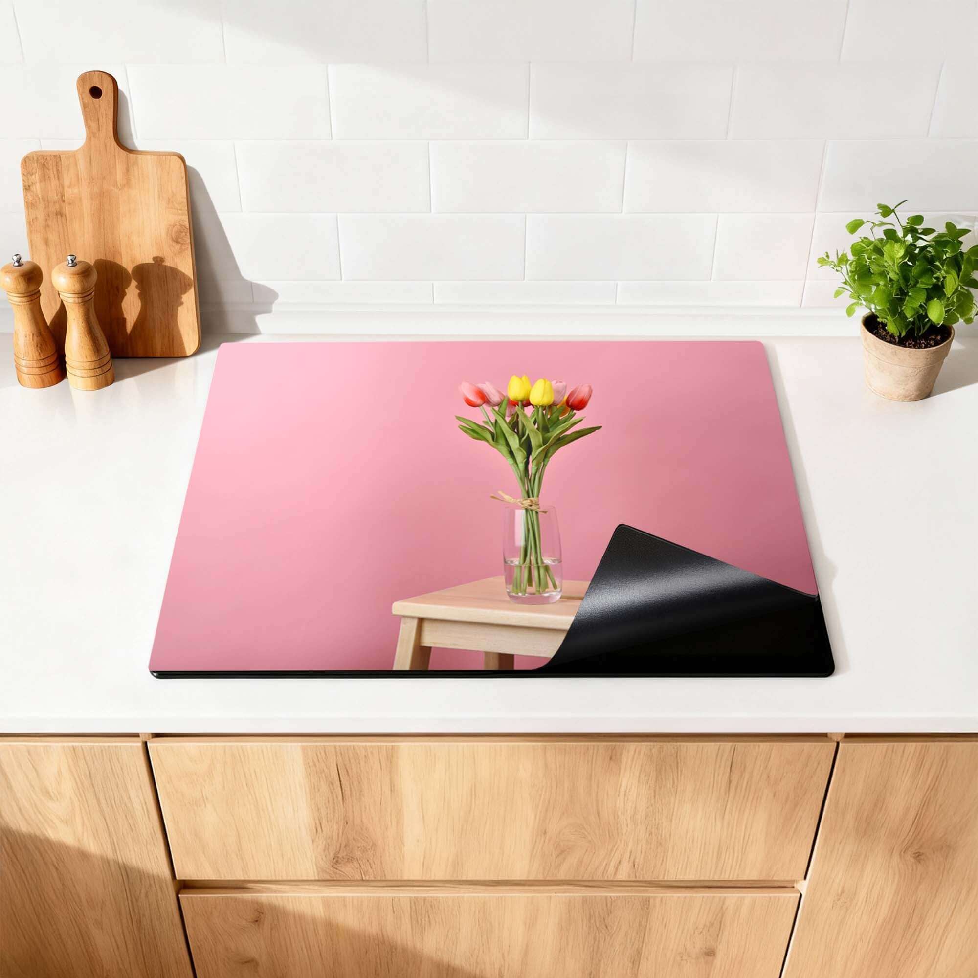 Pastel Spring - Inductie Beschermer met bloemen op roze achtergrond voor keukenbescherming.