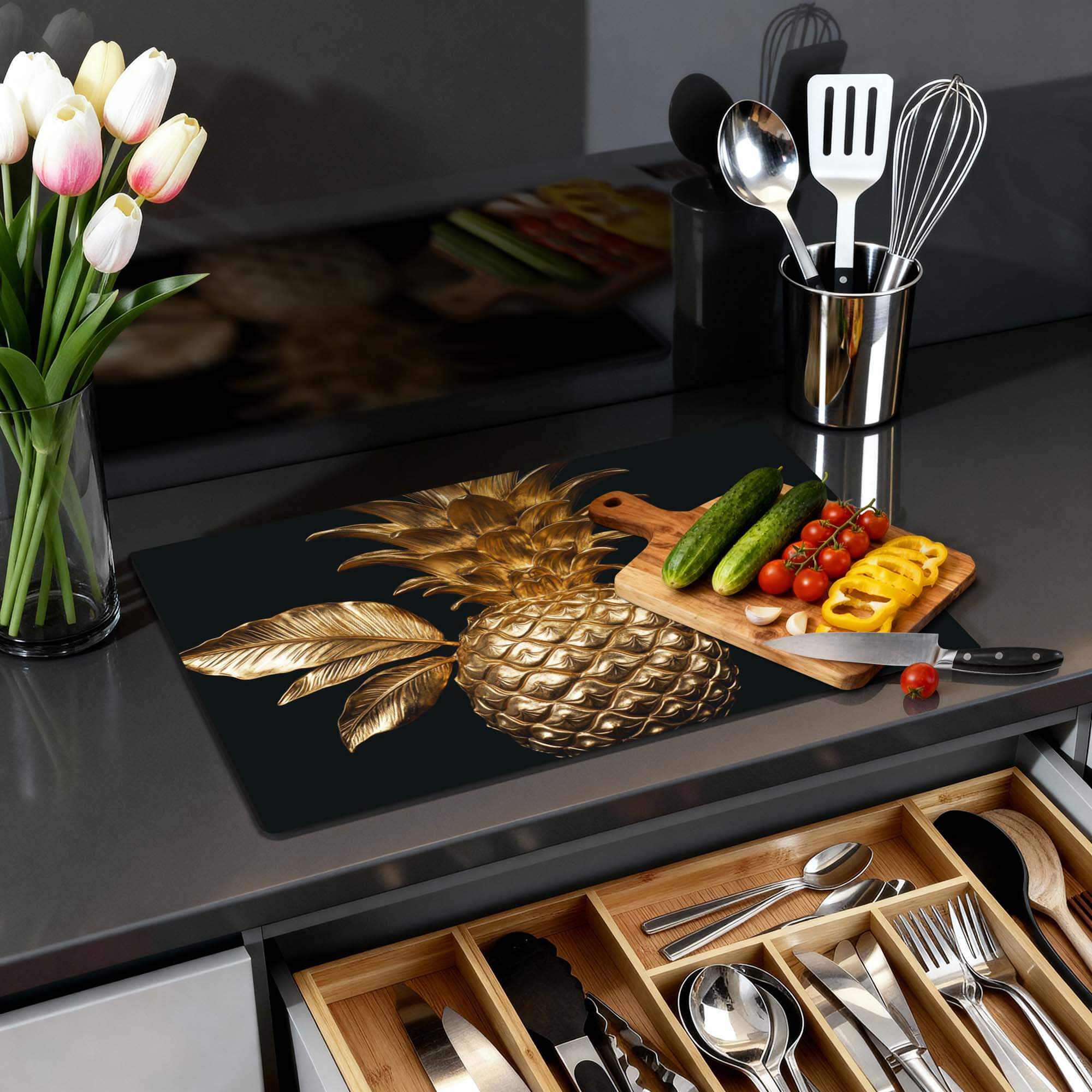 Pine Luxe - Inductie Beschermer op een keukenblad met ananassen en groenten.