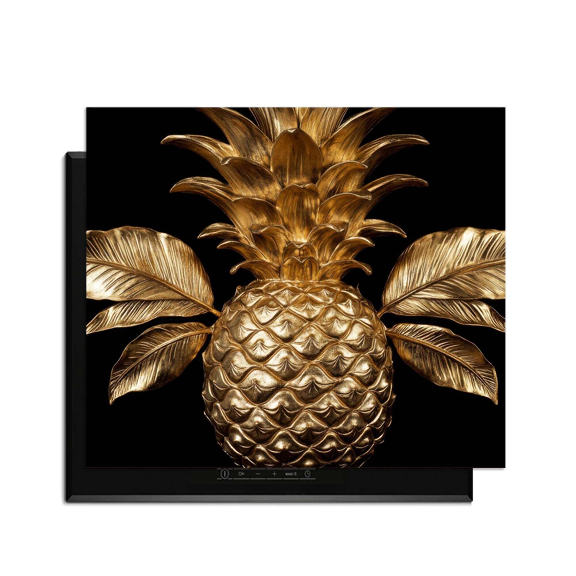 Pine Luxe - Inductie Beschermer met gouden ananasdesign op een inductiekookplaat, elegant en functioneel.