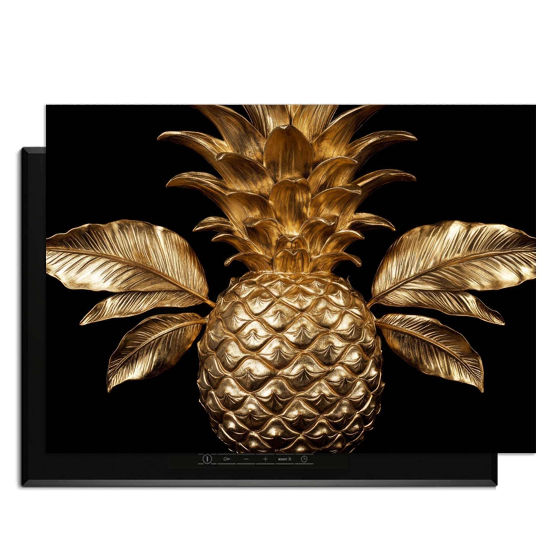 Pine Luxe - Inductie Beschermer met een gouden ananas ontwerp op een zwarte achtergrond.