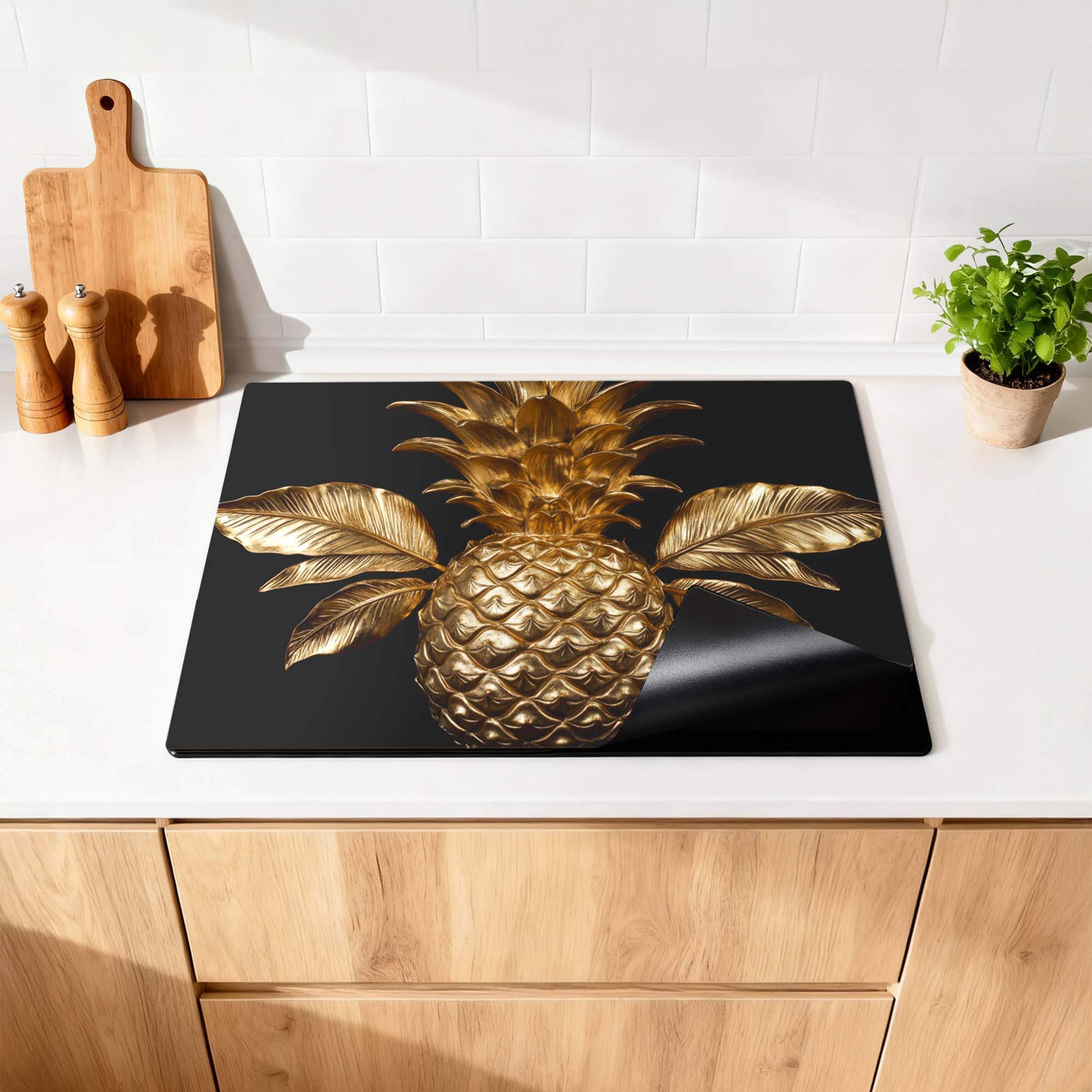 Pine Luxe - Inductie Beschermer met gouden ananasdesign op een moderne keukenachtergrond.