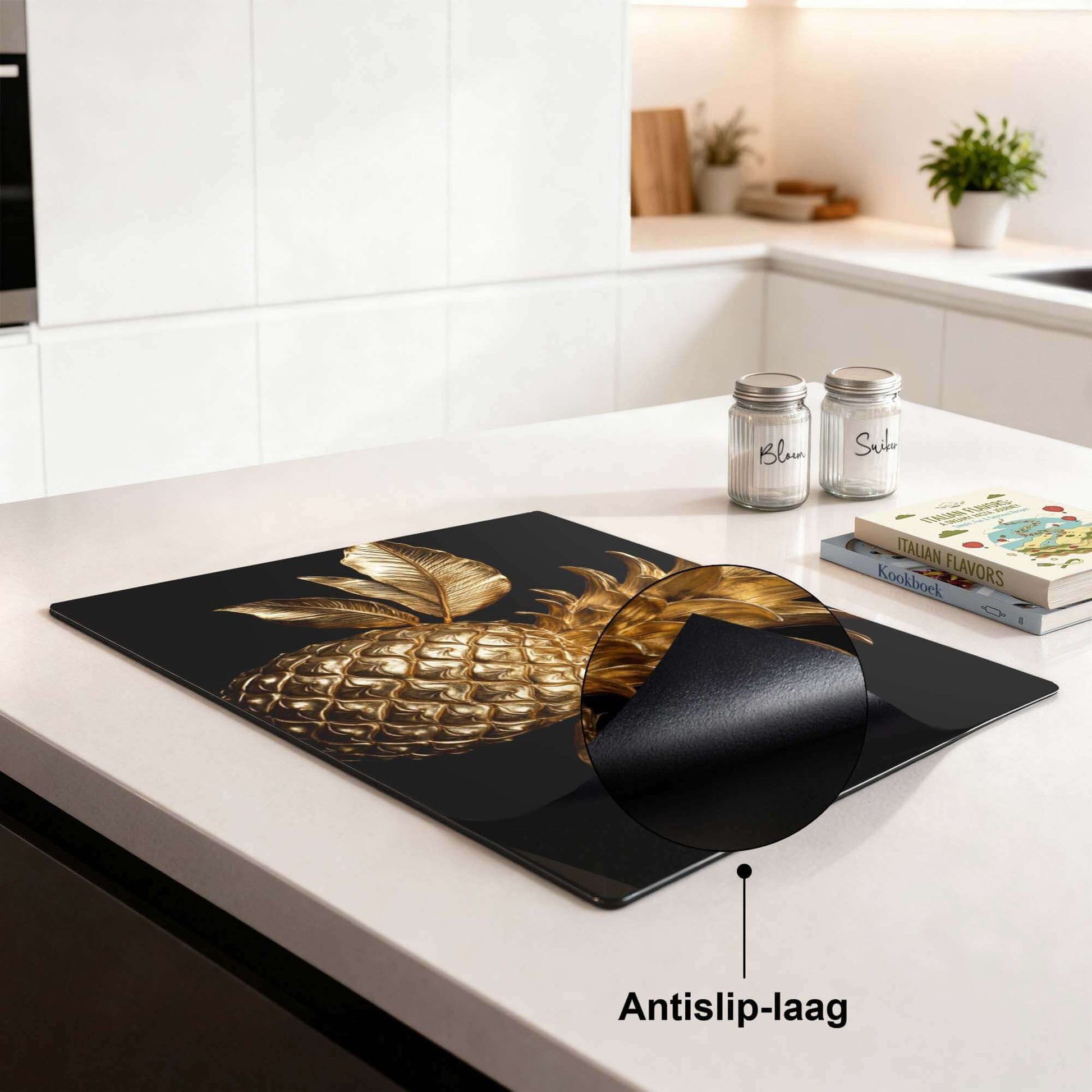 Pine Luxe - Inductie Beschermer met antislip-laag, elegant design op wit keukenblad.