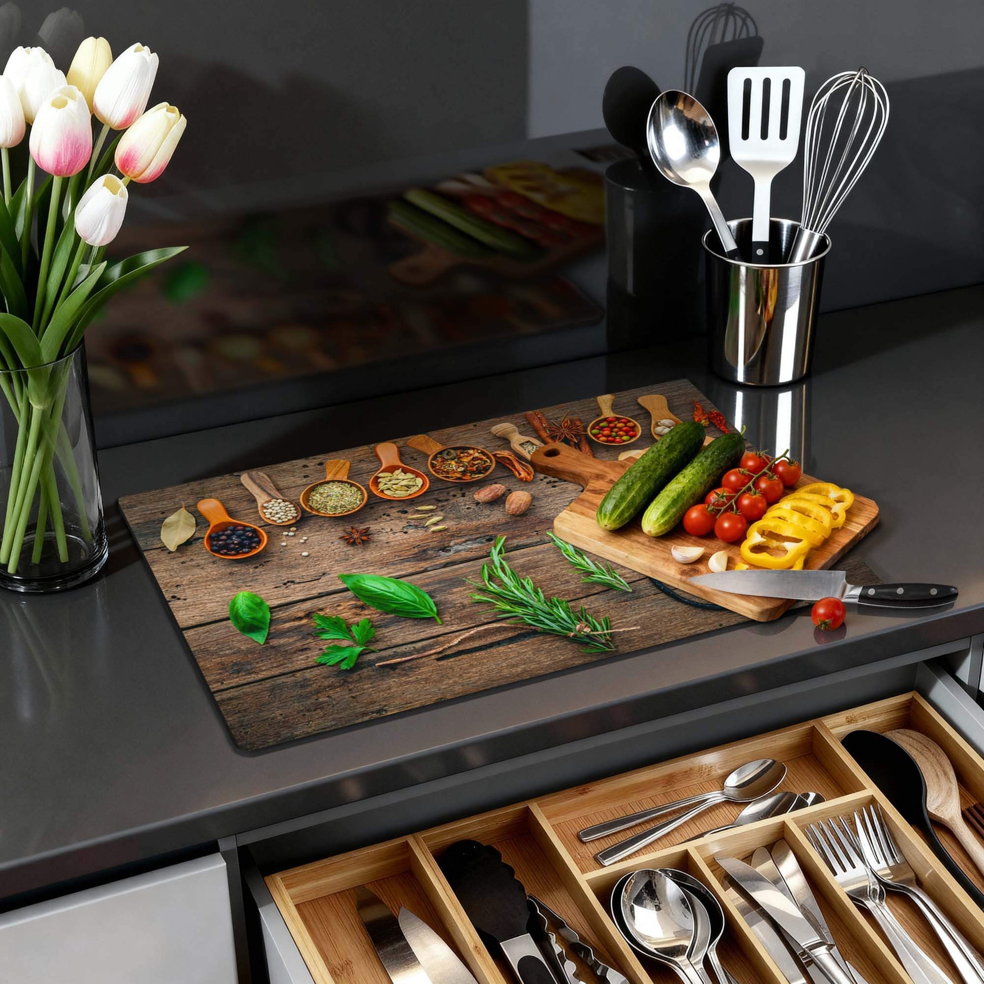 Roots & Recipes - Inductie Beschermer op een aanrecht met groenten en kruiden in een stijlvolle keuken.