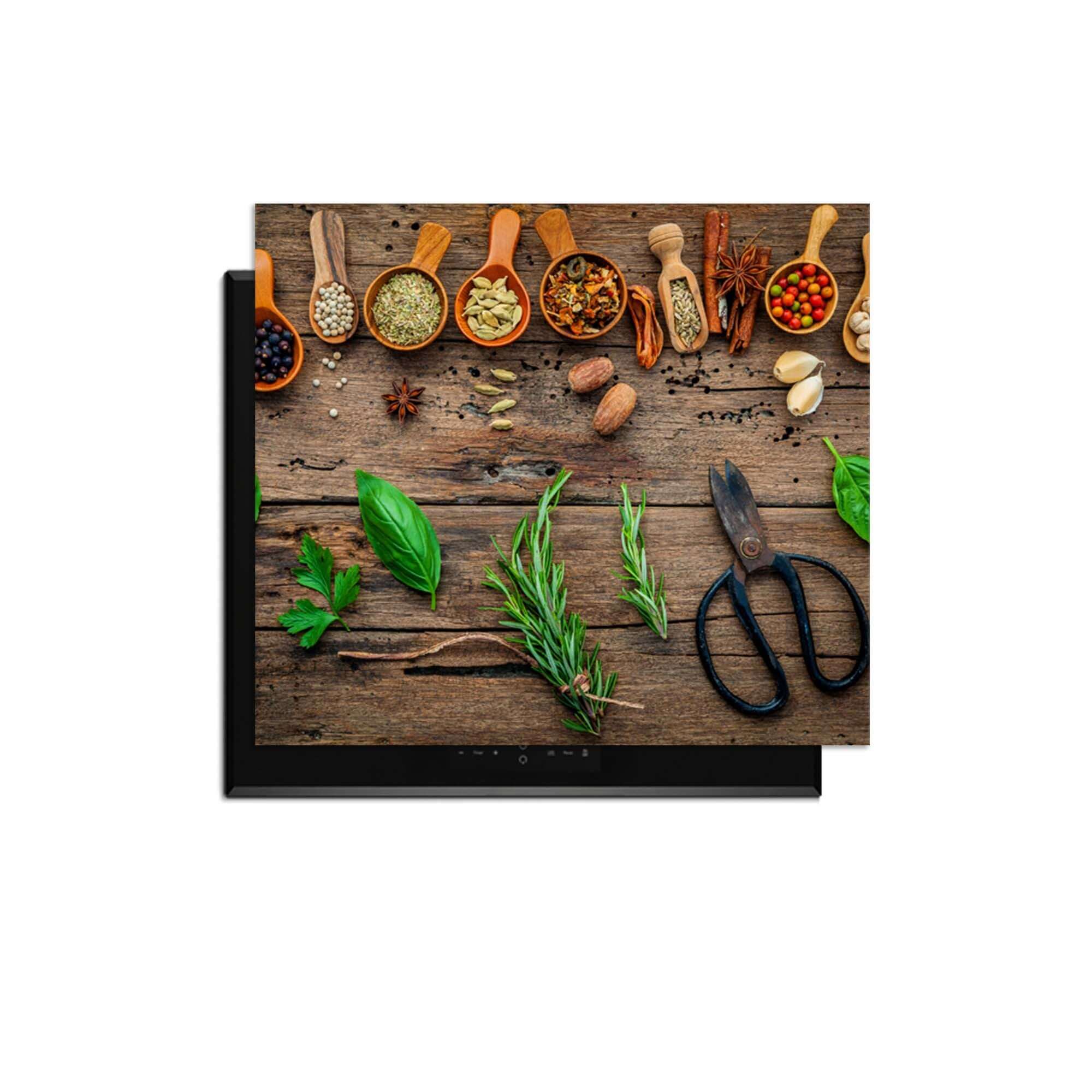 Roots & Recipes - Inductie Beschermer met kruiden en specerijen op houten tafel.