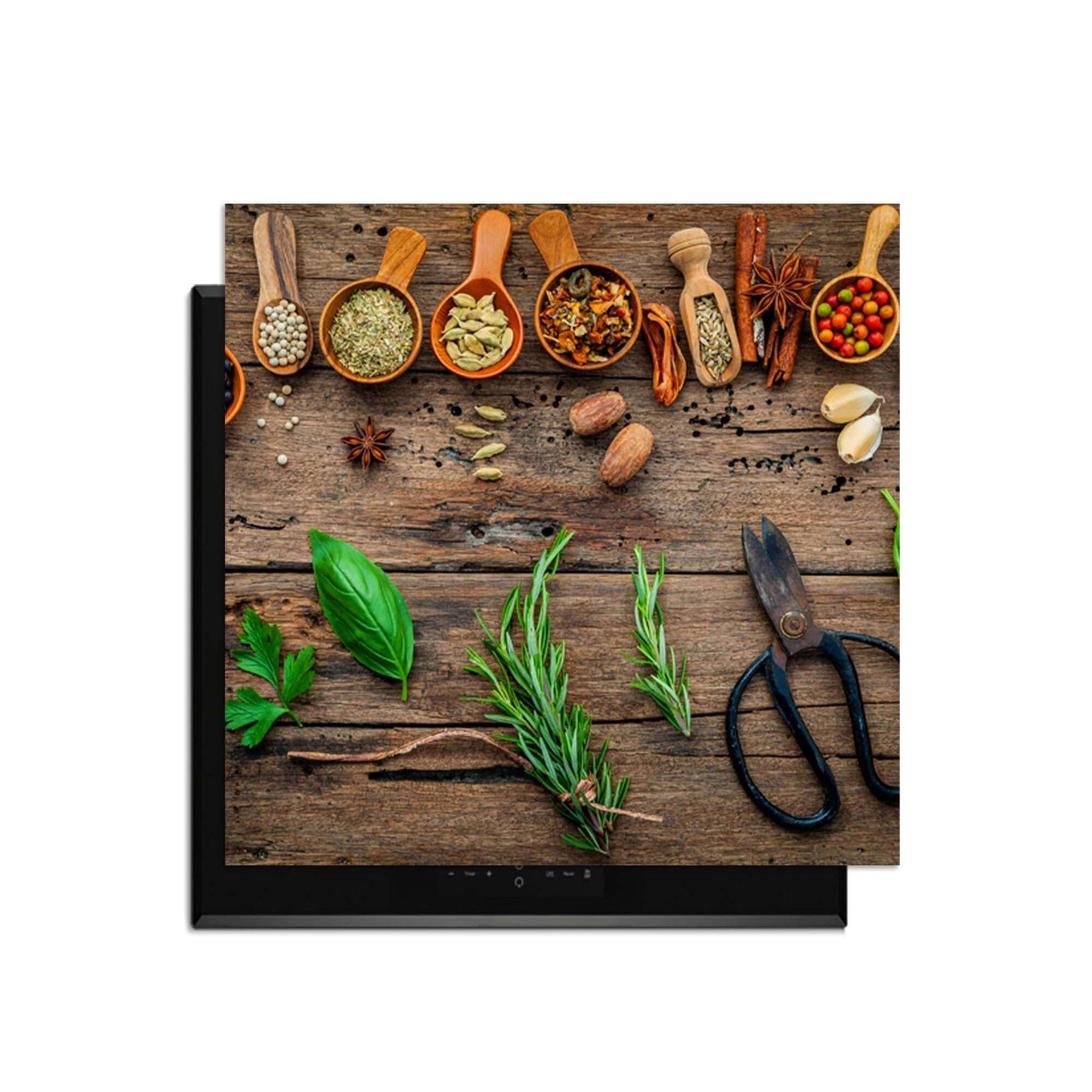 Roots & Recipes - Inductie Beschermer met kruiden en specerijen op een houten tafel.