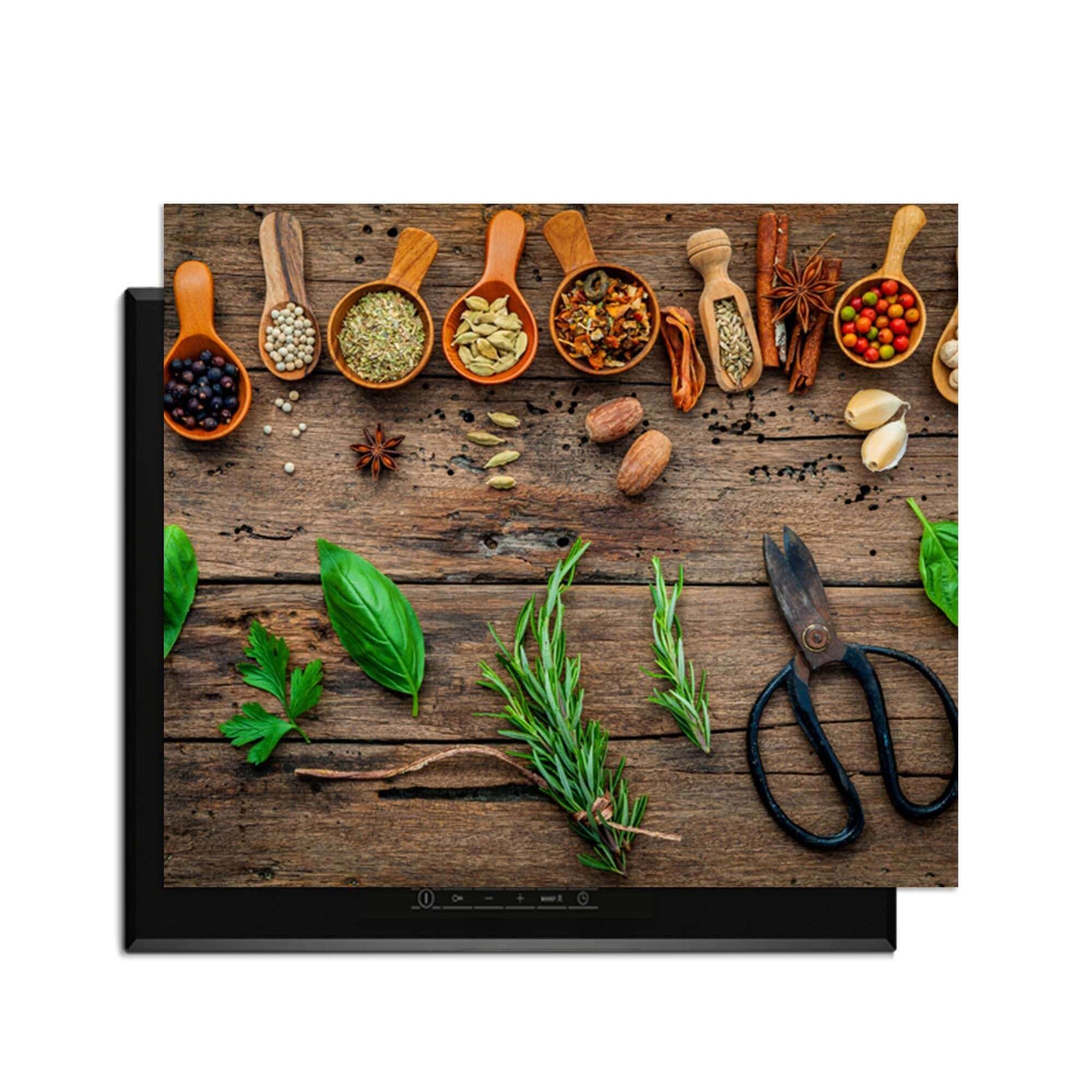 Roots & Recipes - Inductie Beschermer met kruiden en specerijen op een houten ondergrond.