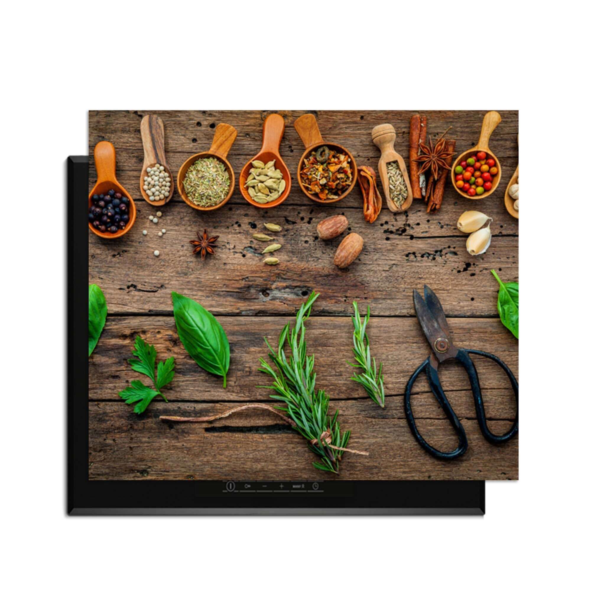 Roots & Recipes - Inductie Beschermer met kruiden en specerijen op een houten ondergrond.