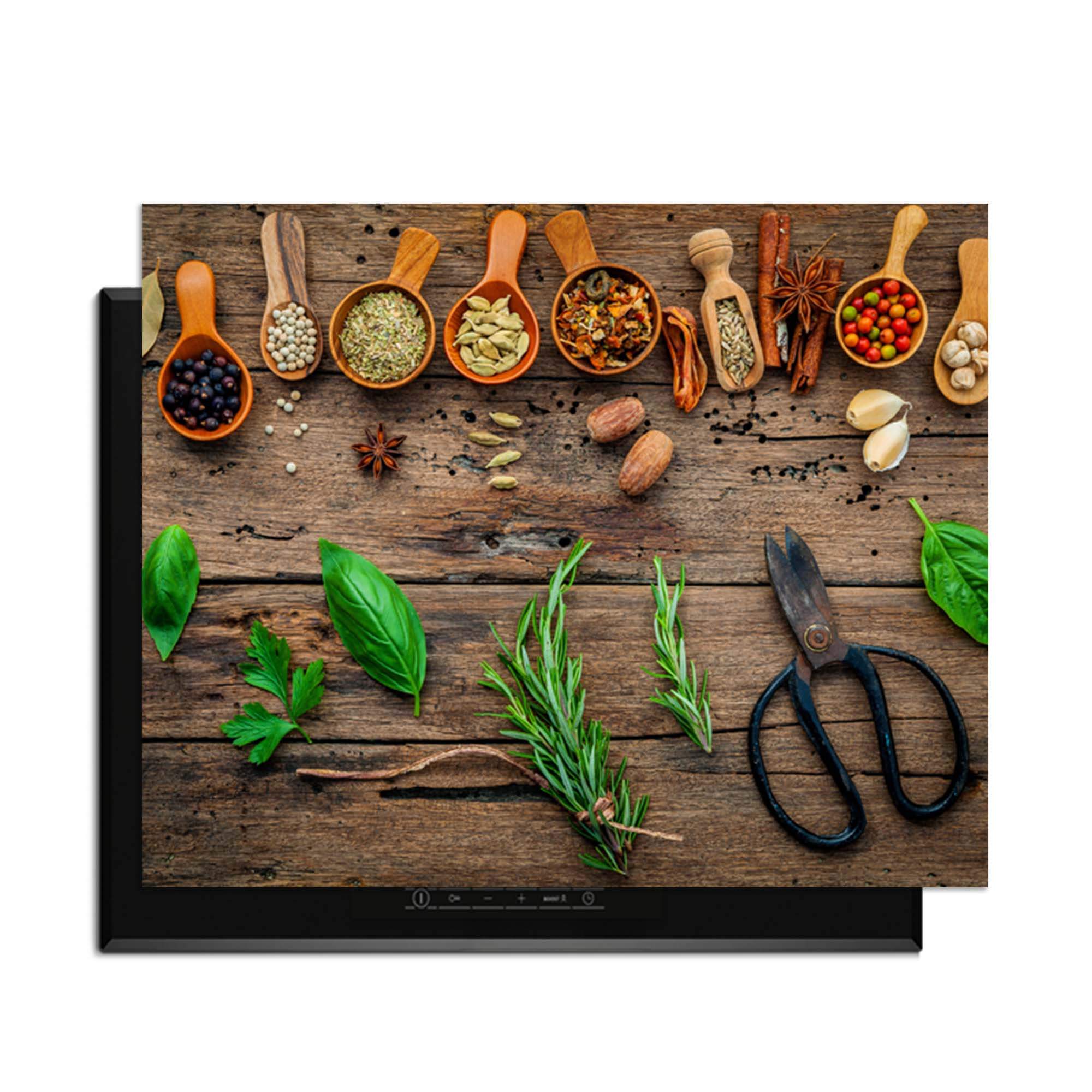 Roots & Recipes - Inductie Beschermer met kruiden en specerijen op een houten tafel.